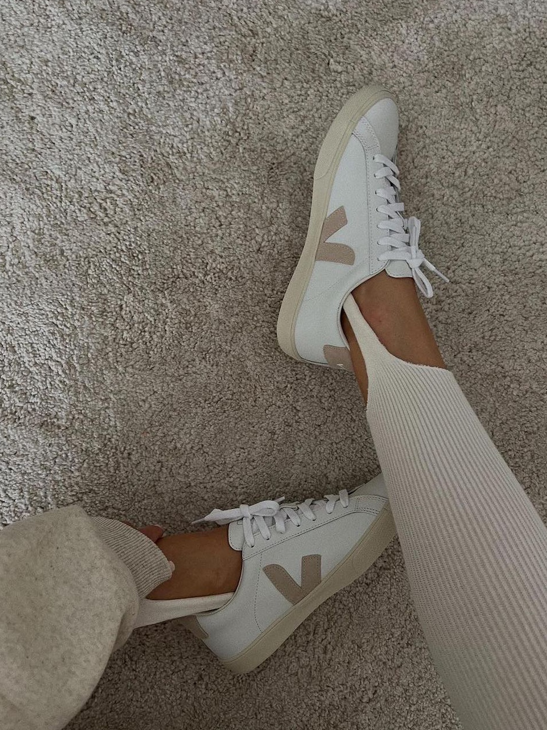 Veja Campo Chromefree Leather White Black, Veja V-10 B-Mesh White Natural Pierre 착용 스타일 - 5