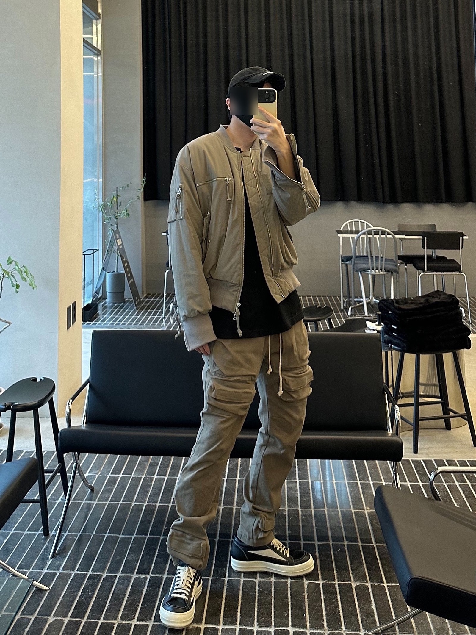 Rick Owens Vintage Sneakers Black, Grailz Flight Pocket Pants Tan 착용 스타일 - 2