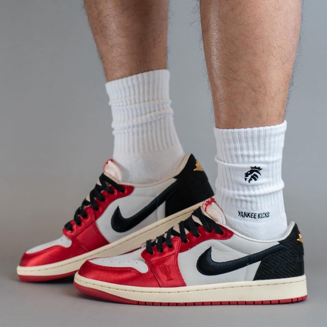 Nike Dunk Low Retro PRM University Red Black, Nike x NBA Dunk Low Retro EMB Black and Chile Red 착용 스타일 - 3