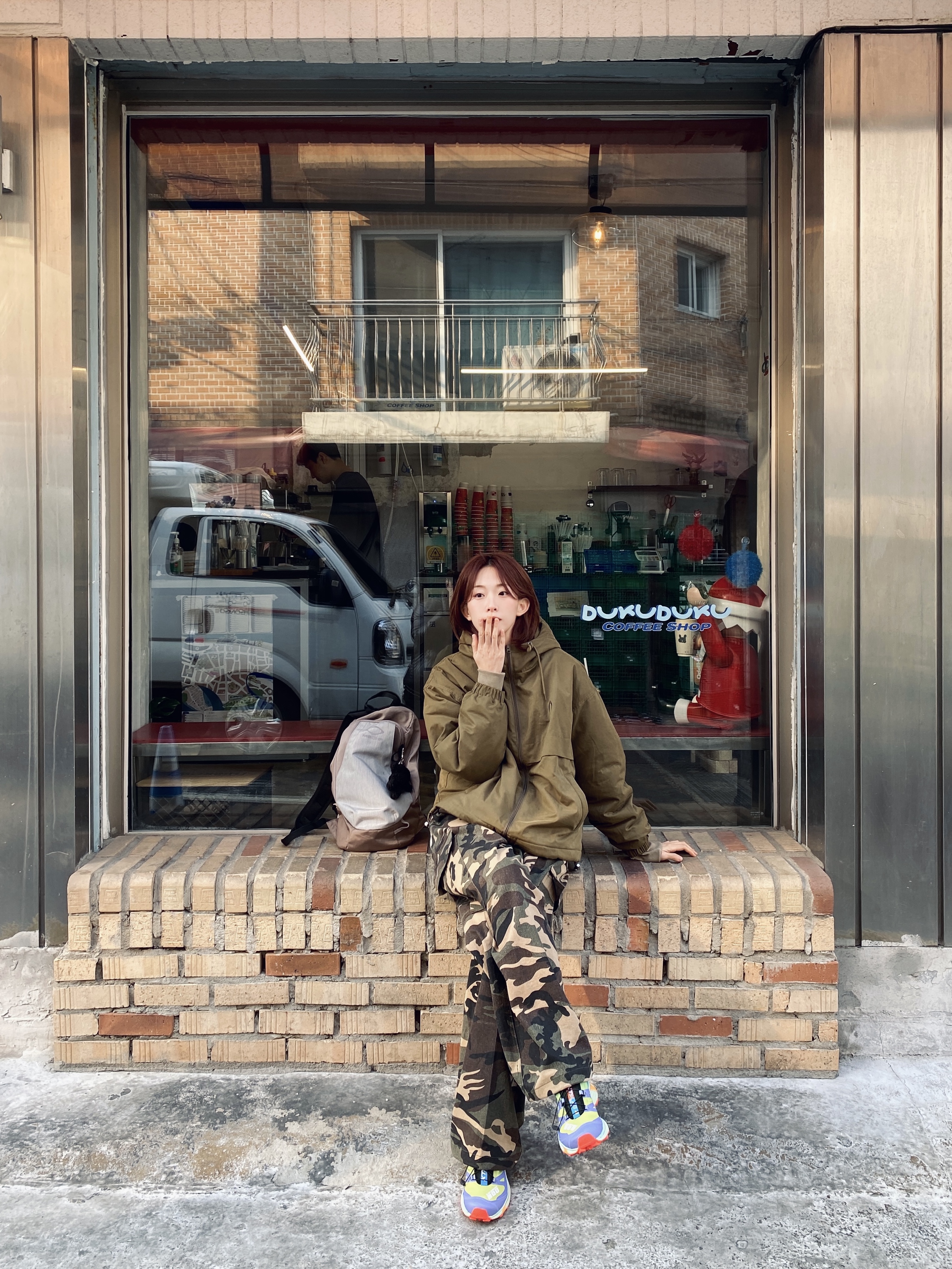 Mischief Rhombus Backpack Pink Grey, Salomon XT-4 Evening Primrose Mint Leaf 착용 스타일 - 3