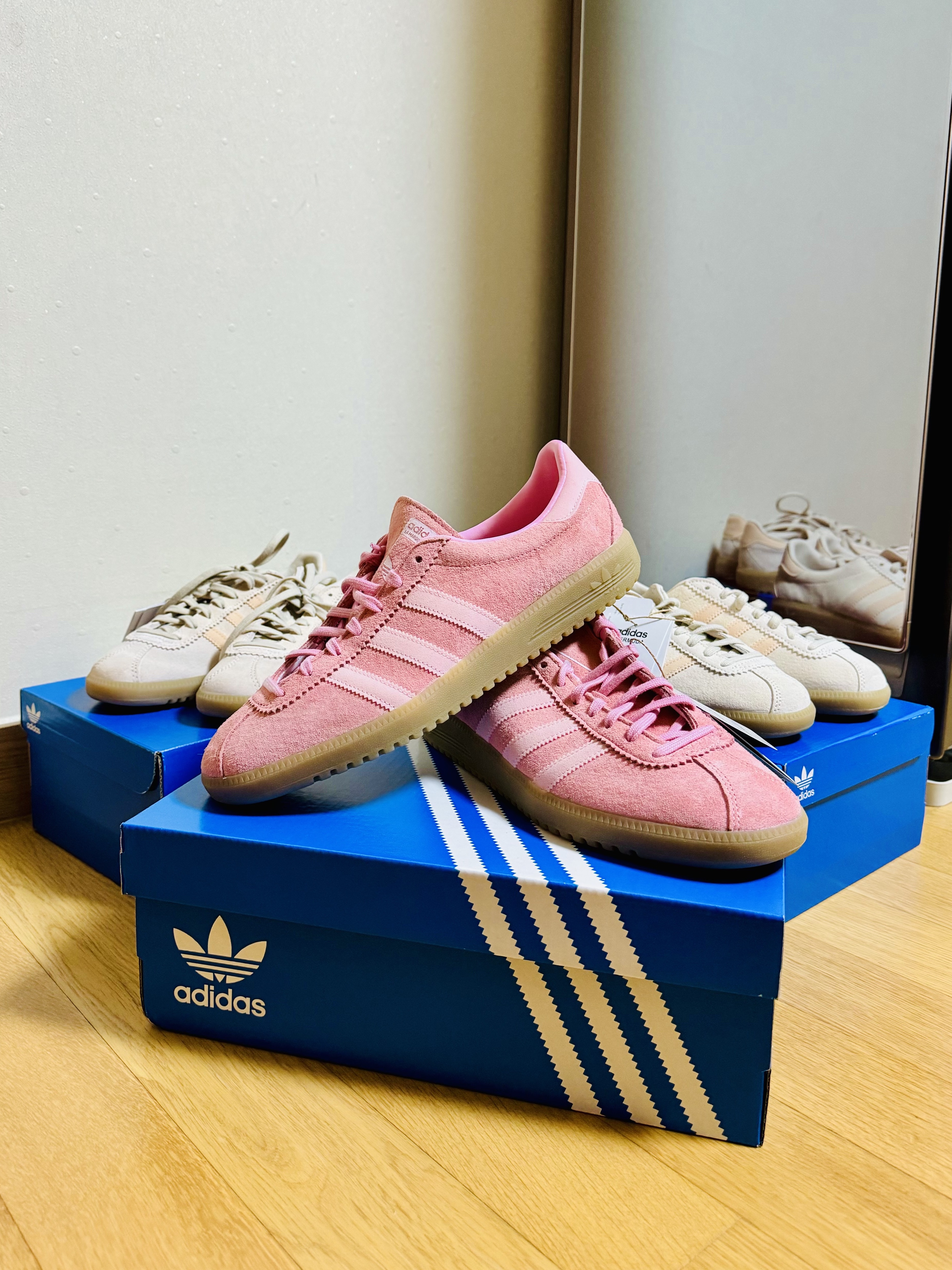Adidas Bermuda Glow Pink, Adidas Bermuda Wonder White 착용 스타일