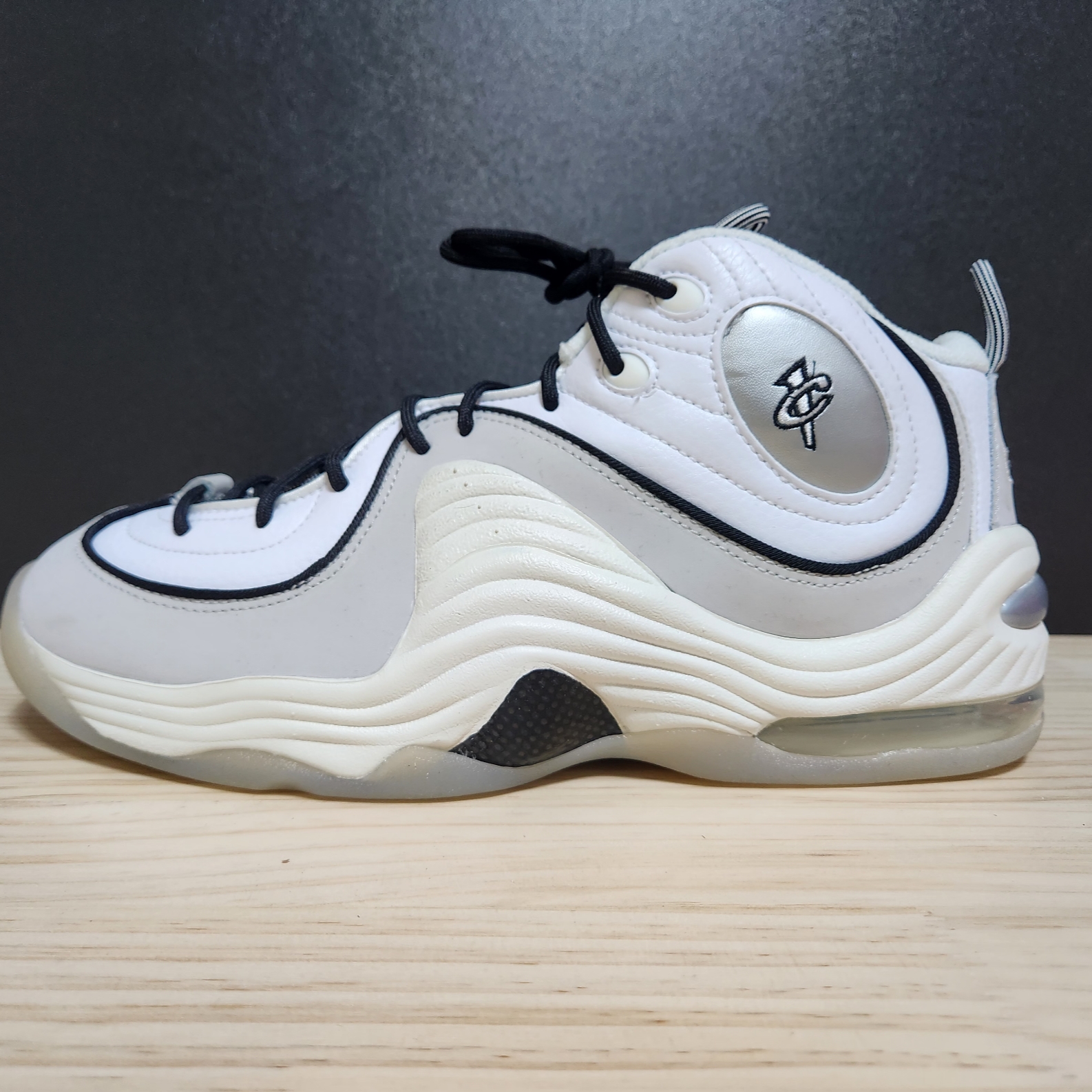 Nike Air Penny II Photon Dust 착용 스타일