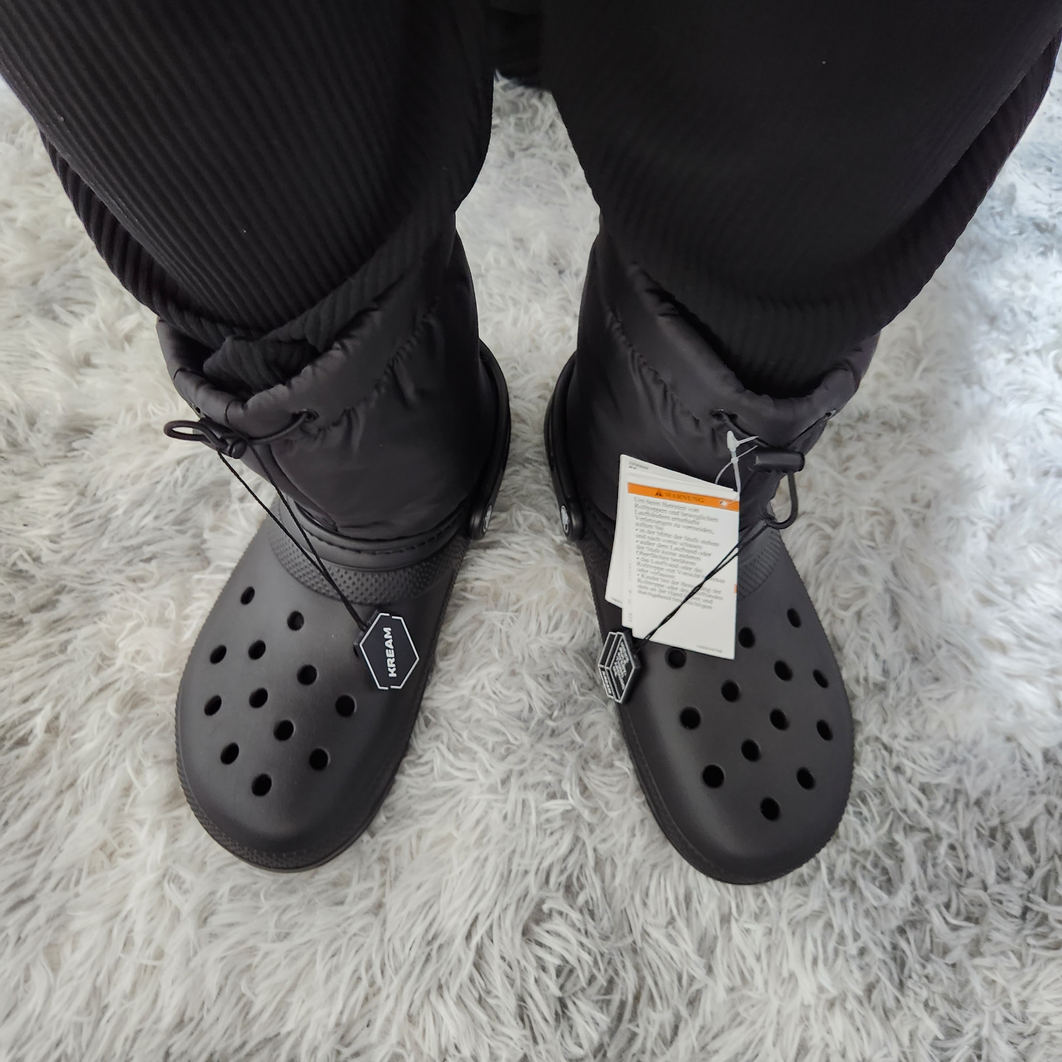 Crocs Classic Lined Neo Puff Boot Black 착용 스타일