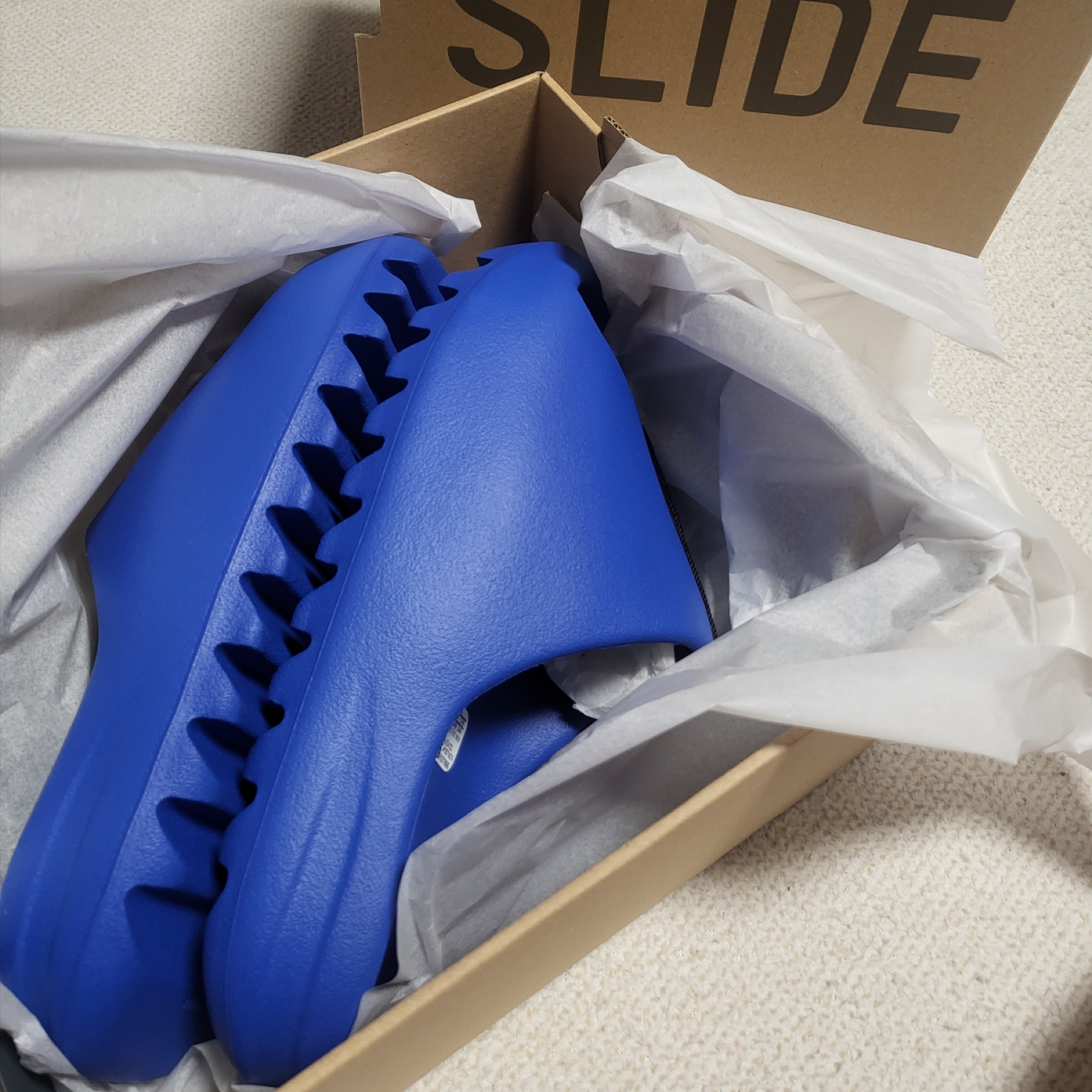 Adidas Yeezy Slide Azure 착용 스타일 - 3