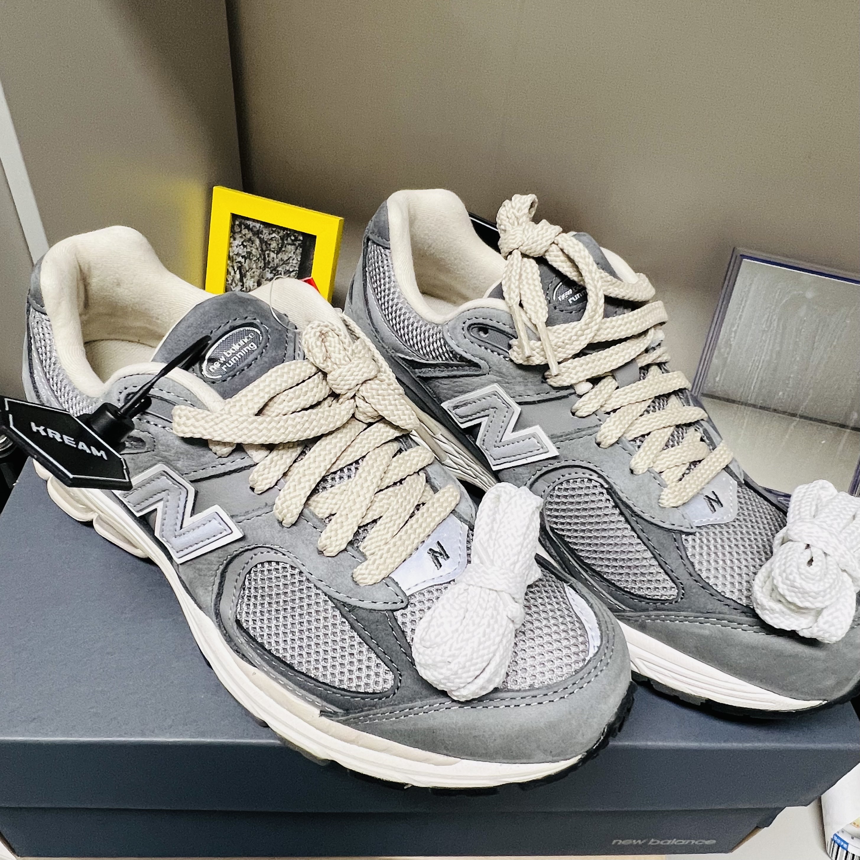 New Balance 2002R Premium Vintage Grey 착용 스타일