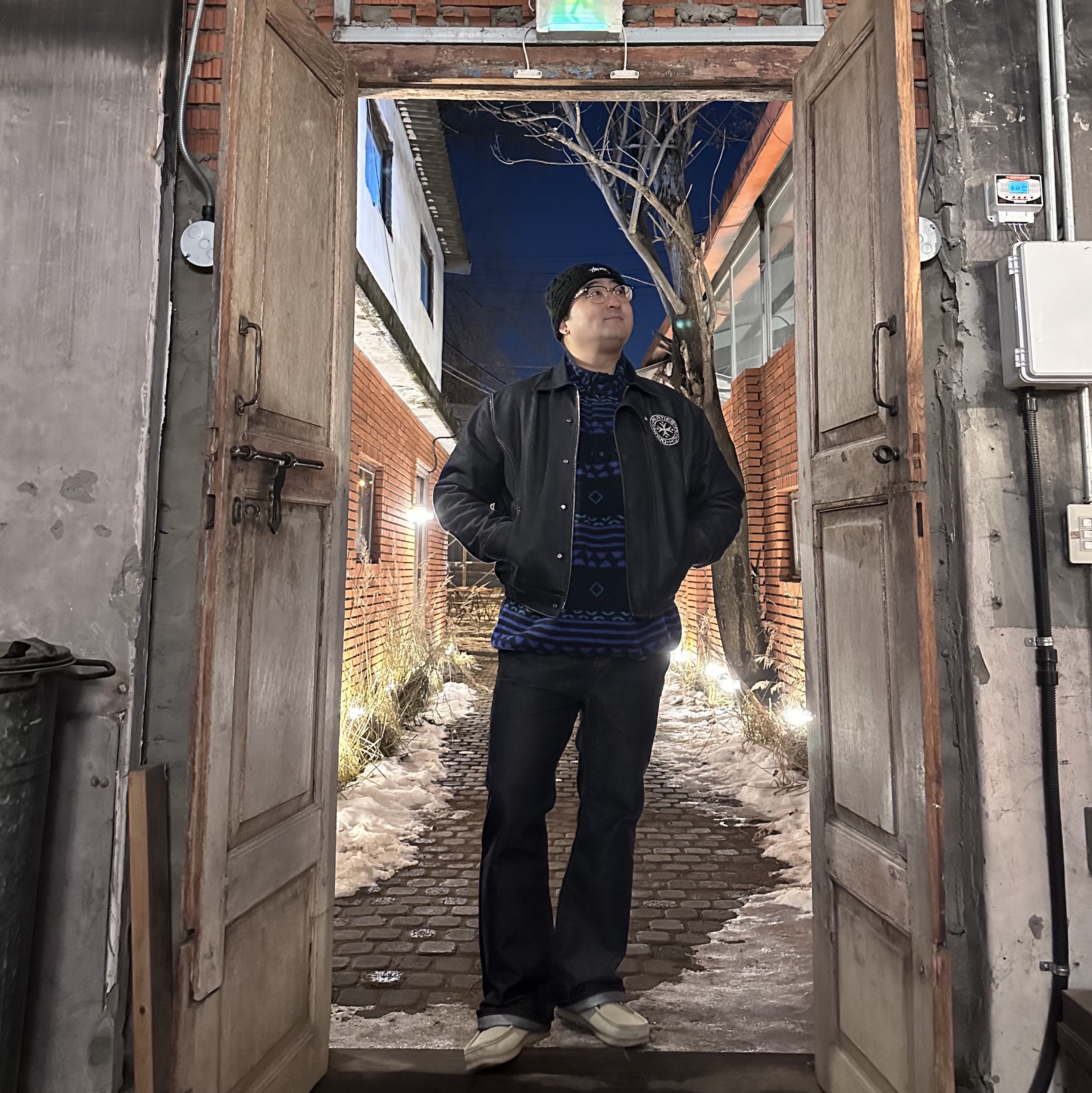 Stussy Knit Patchwork Beanie Black, Punch Drunk Parties Backing Parties Raw Denim Jacket Dark Indigo 착용 스타일 - 2