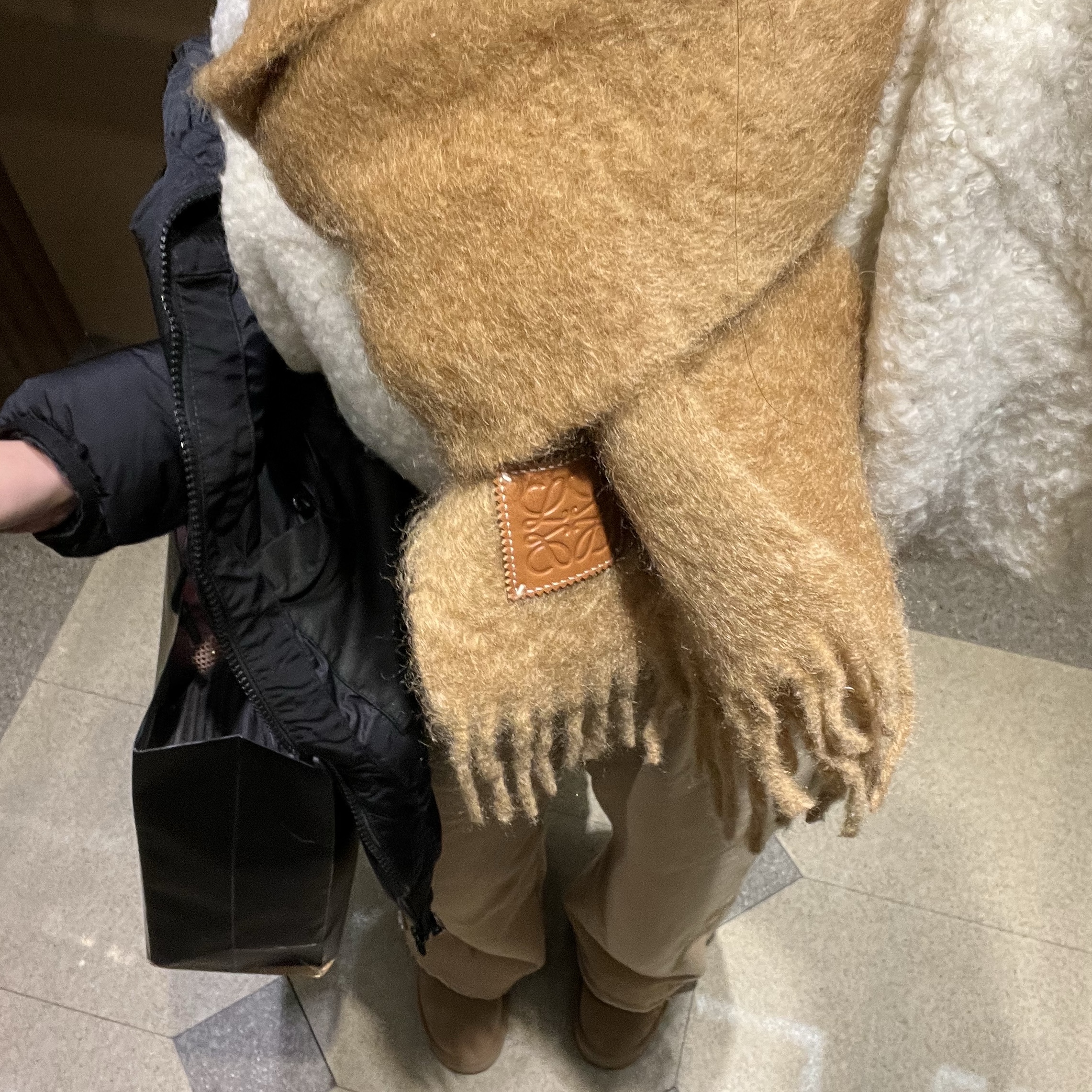 Loewe Wool and Mohair Muffler Camel 착용 스타일