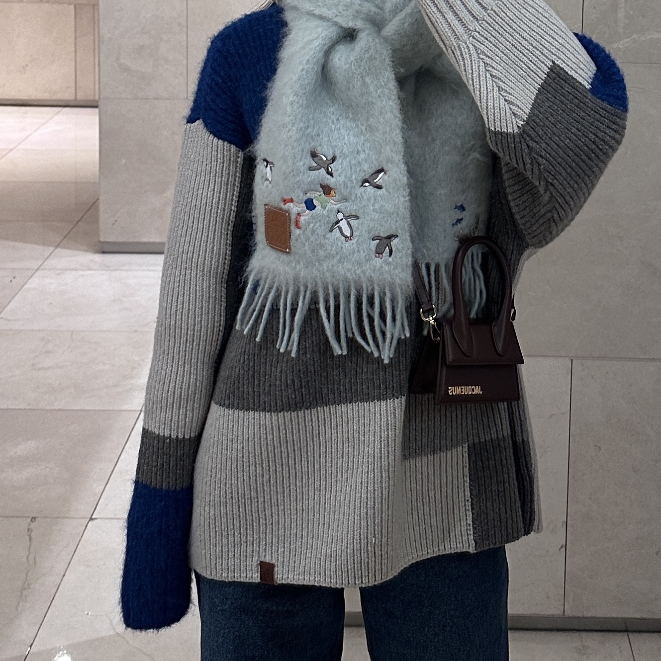 Jacquemus Le Chiquito Signature Mini Handbag Midnight Brown, Zara x Ader Error Patchwork Oversize Knit Sweater Multicolor 착용 스타일 - 2