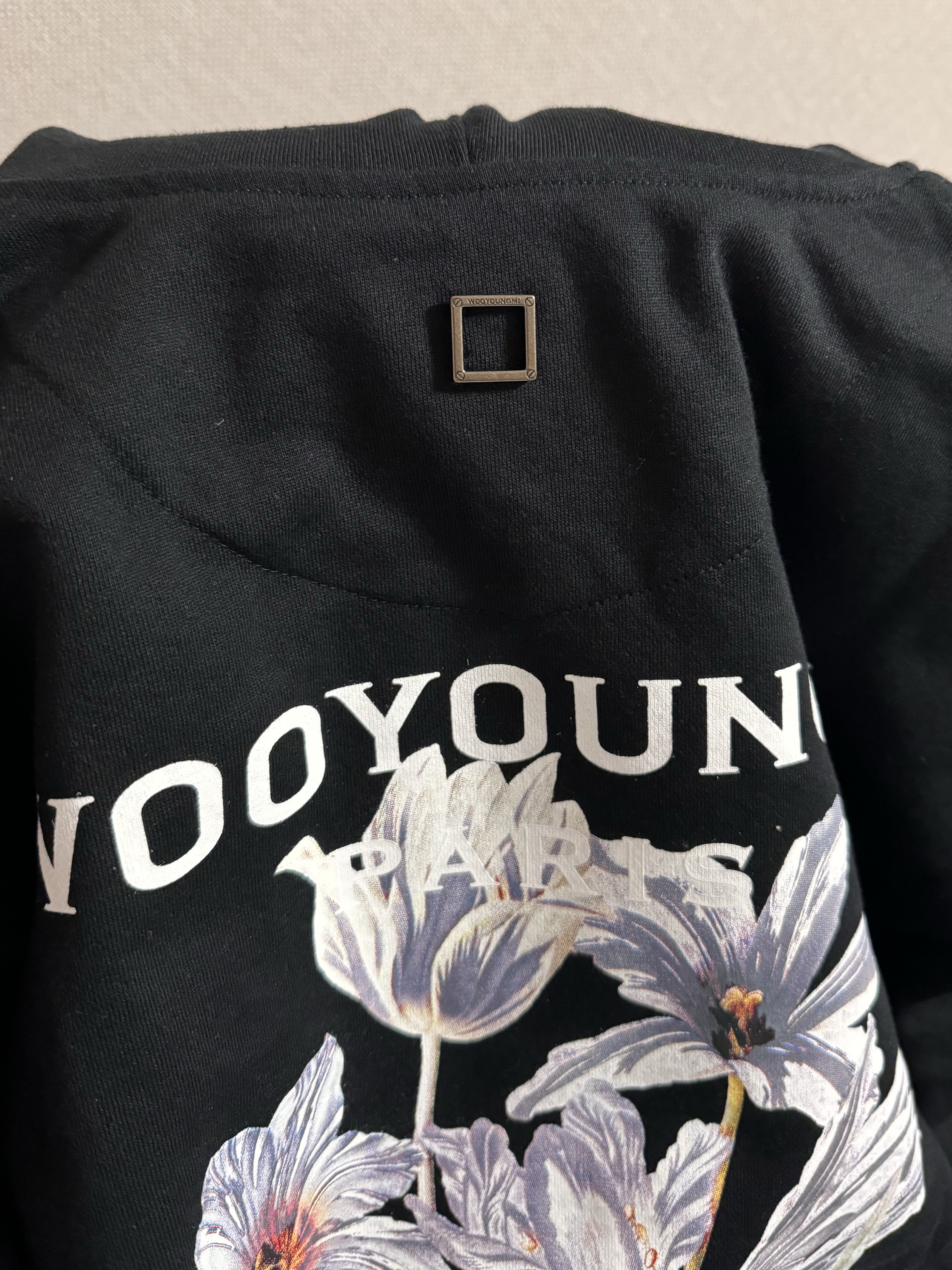 Wooyoungmi Flower Back Logo Hooded T-Shirt Black - 24SS 착용 스타일 - 1
