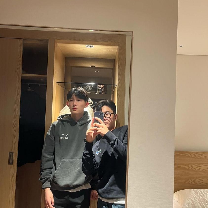 메종 키츠네 더블 모노크롬 폭스 헤드 패치 클래식 스웨트셔츠 블랙, 아이앱 스튜디오 피그먼트 후드 & 색 블랙 착용 스타일 - 1