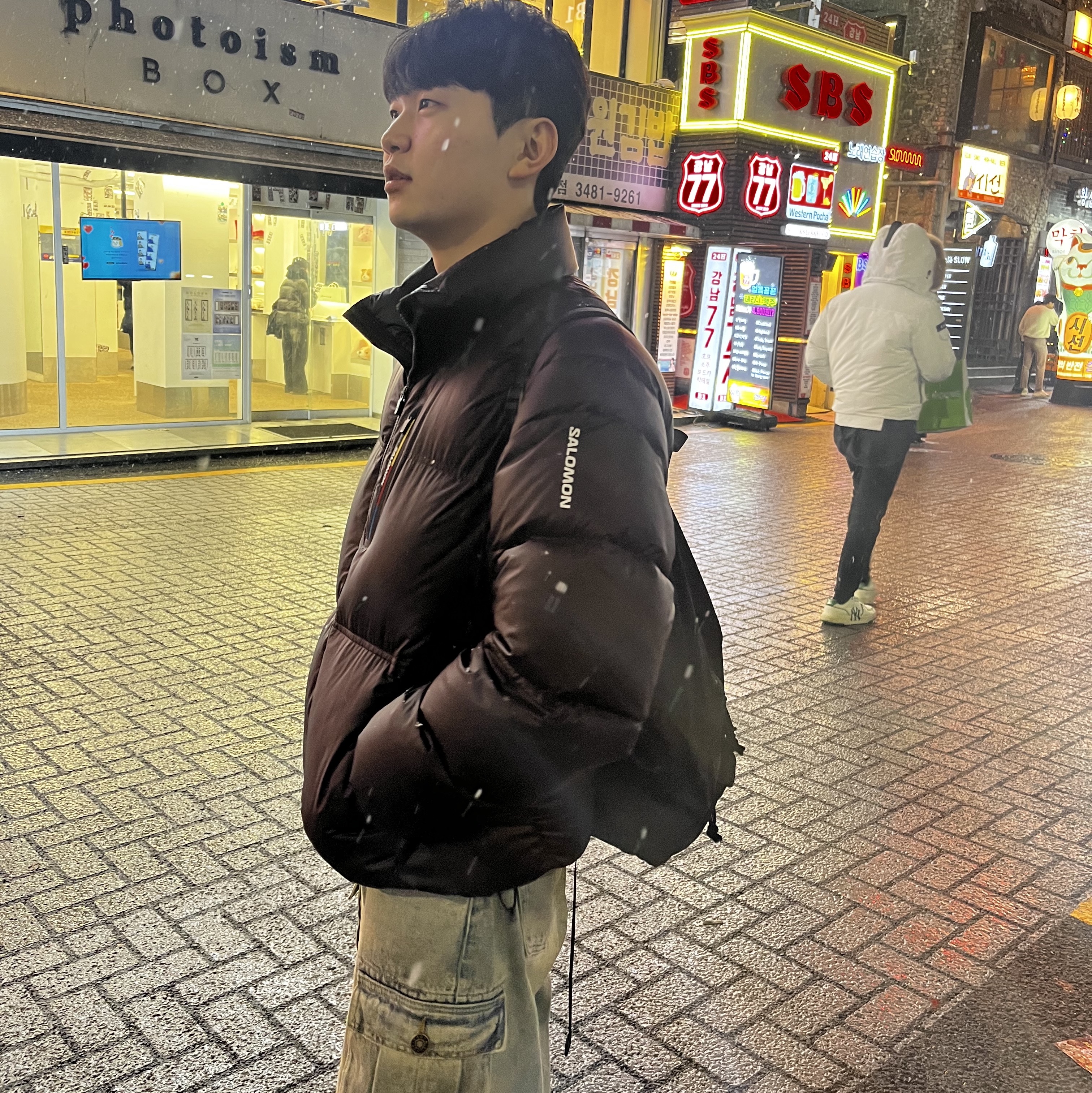 Salomon Contour Down Jacket Chocolate 착용 스타일