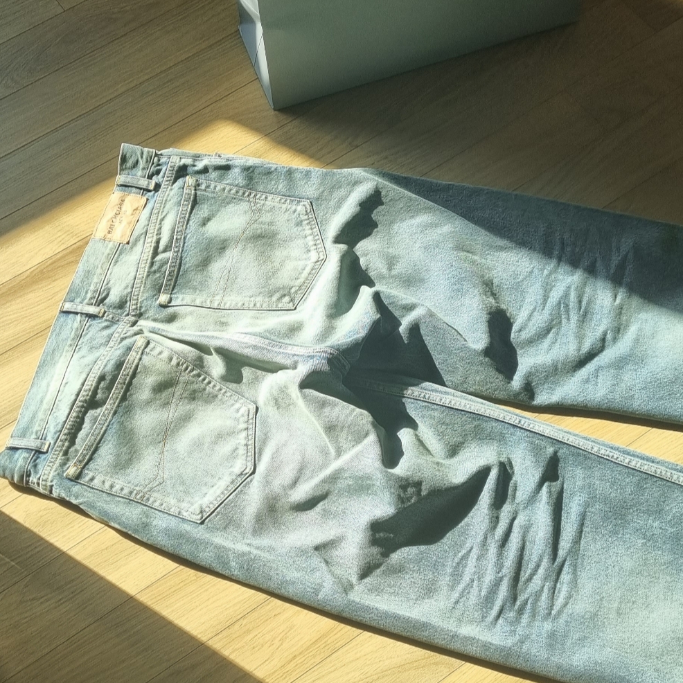 Balenciaga Loose Fit Jeans Light Blue 착용 스타일 - 4