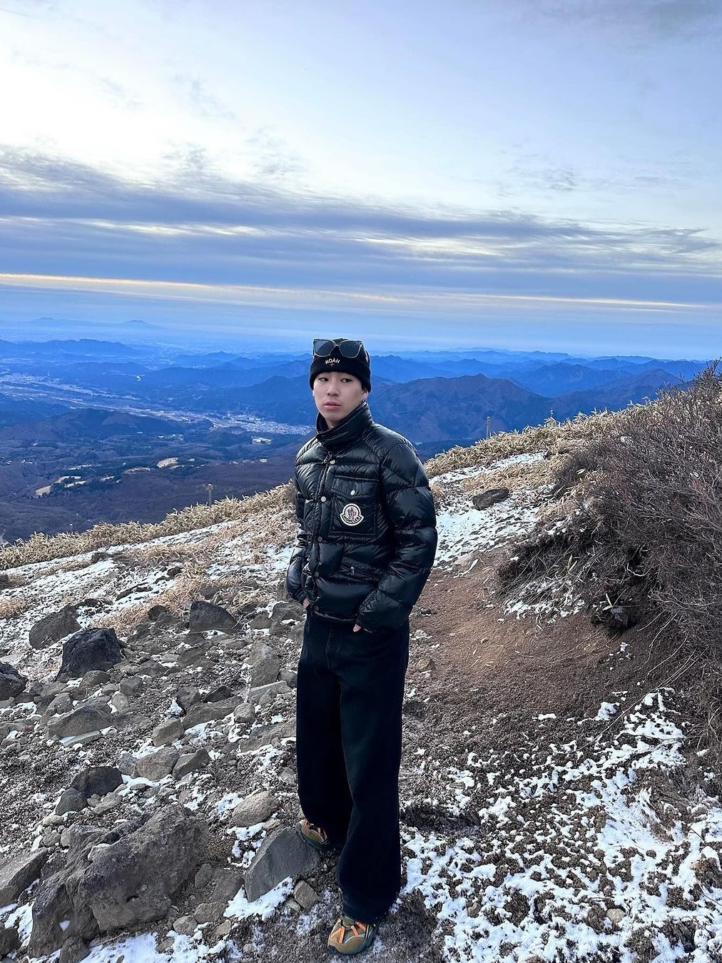 Moncler Ecrins Short Down Jacket Black - 23FW, Moncler Maya Short Down Jacket Black - 23FW 착용 스타일 - 3