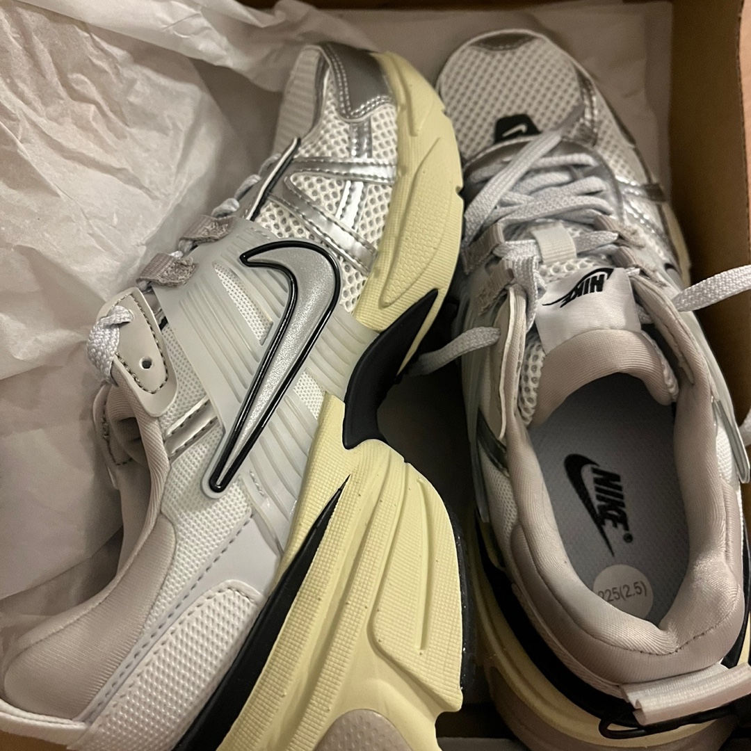 Nike V2K Run Summit White Metallic Silver 착용 스타일