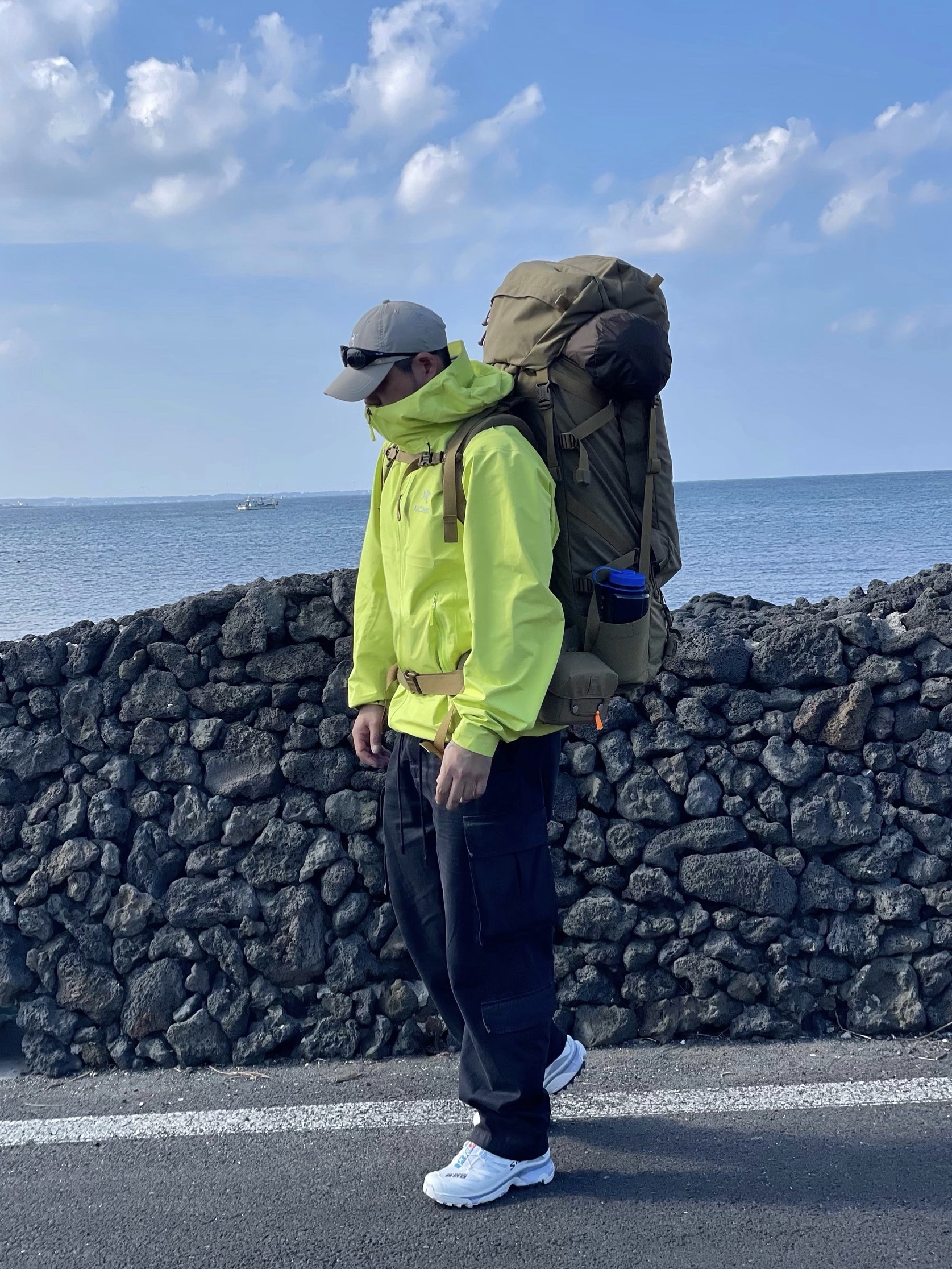 Salomon XT-4 White Lunar Rock, Arc'teryx Beta LT Jacket Offlime 착용 스타일 - 1