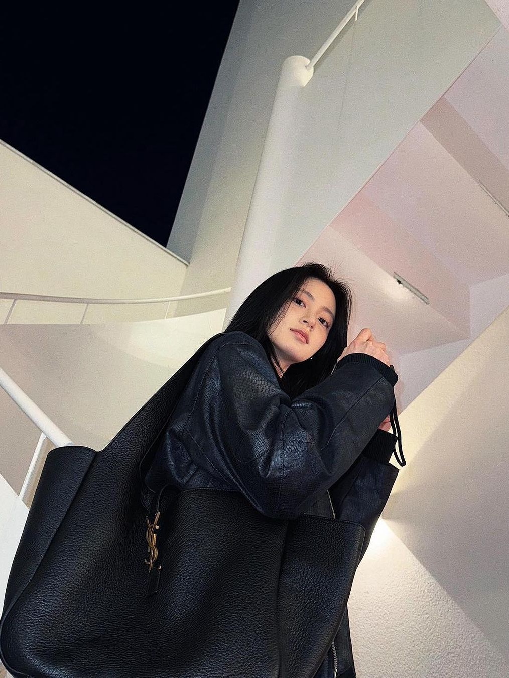 Saint Laurent Bea Tote In Grained Leather Black 착용 스타일 - 4