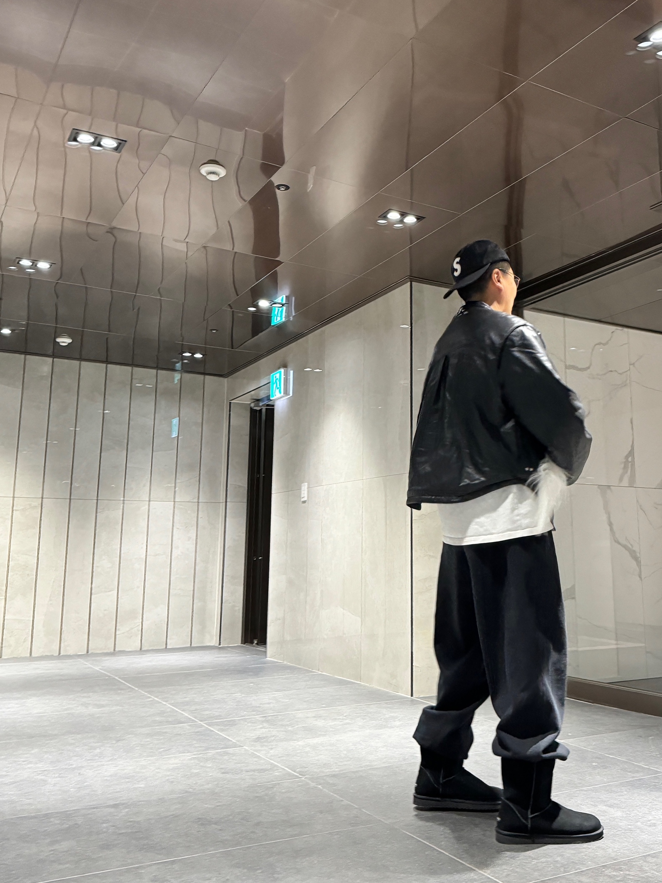 Nike x Stussy NRG Washed Fleece Pants Black (DO5296-010), Supreme Gotham T-Shirt White - 23FW 착용 스타일 - 2