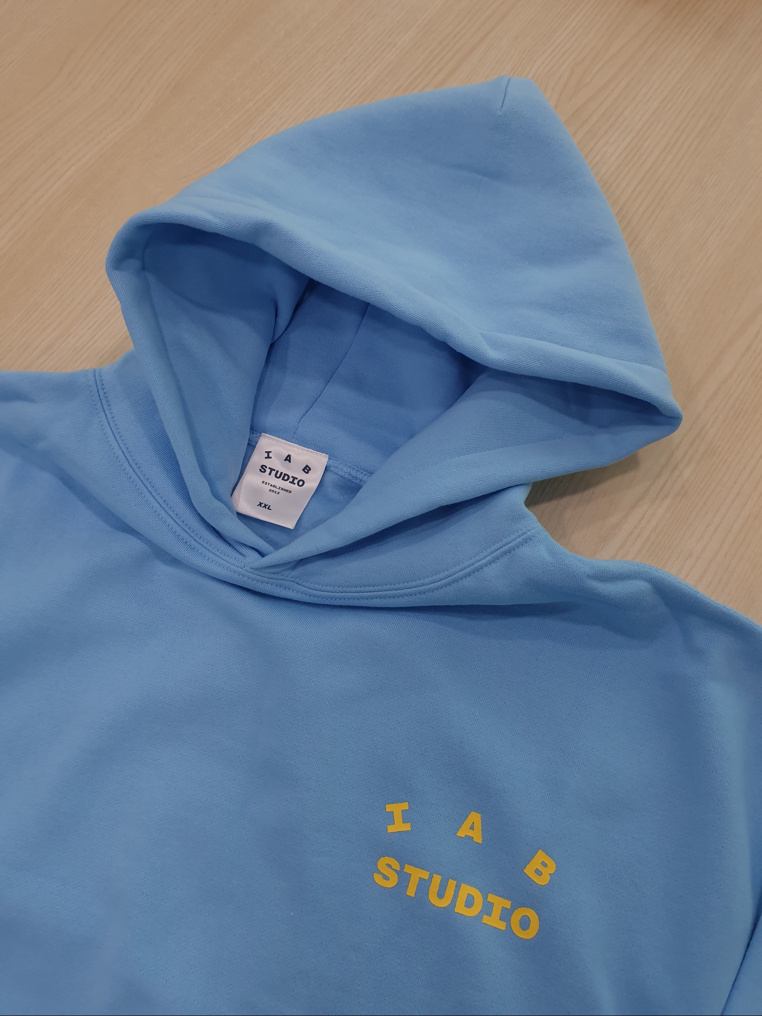 IAB Studio Hoodie Sky Blue Lemon 착용 스타일