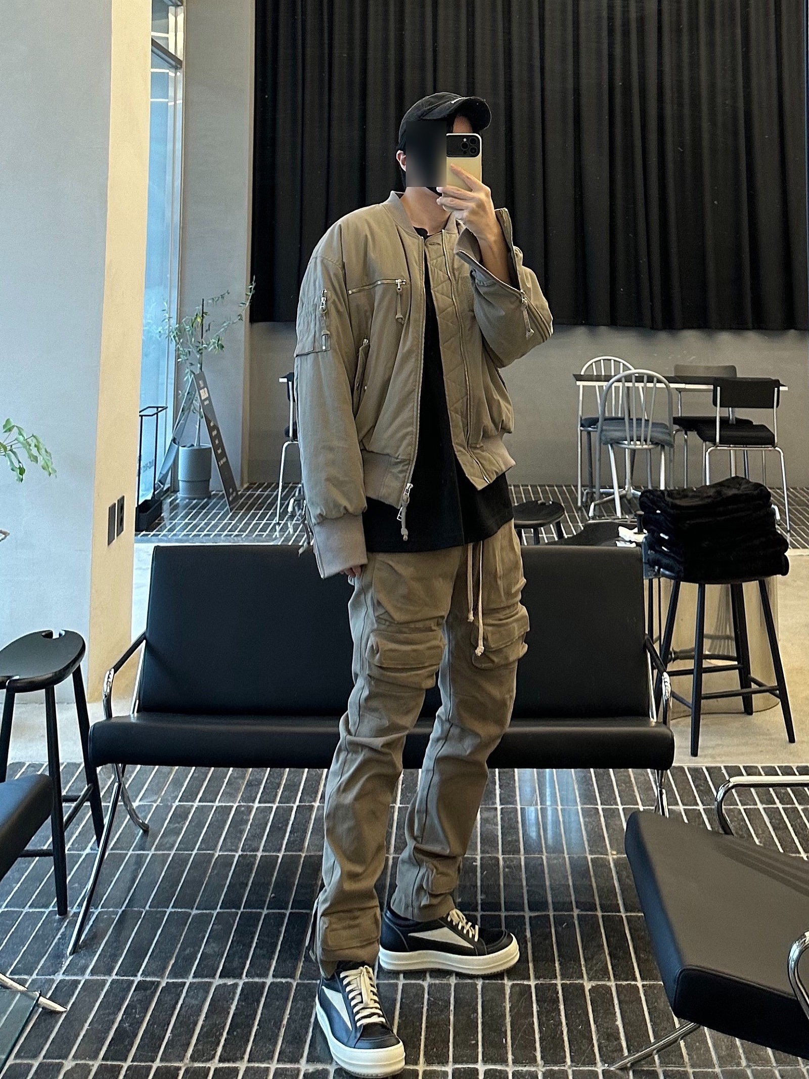 Rick Owens Vintage Sneakers Black, Grailz Flight Pocket Pants Tan 착용 스타일 - 1