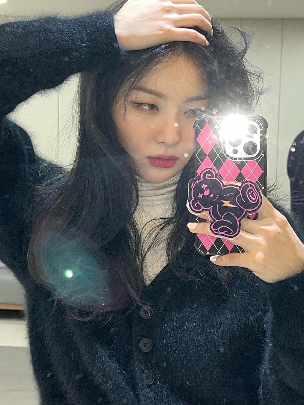 Prada Technical Jersey Mock Turtleneck White, (W) Miu Miu Cotton Turtleneck Jersey White 착용 스타일 - 2