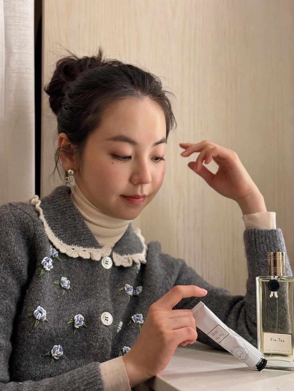 Prada Technical Jersey Mock Turtleneck White, (W) Miu Miu Cotton Turtleneck Jersey White 착용 스타일 - 6