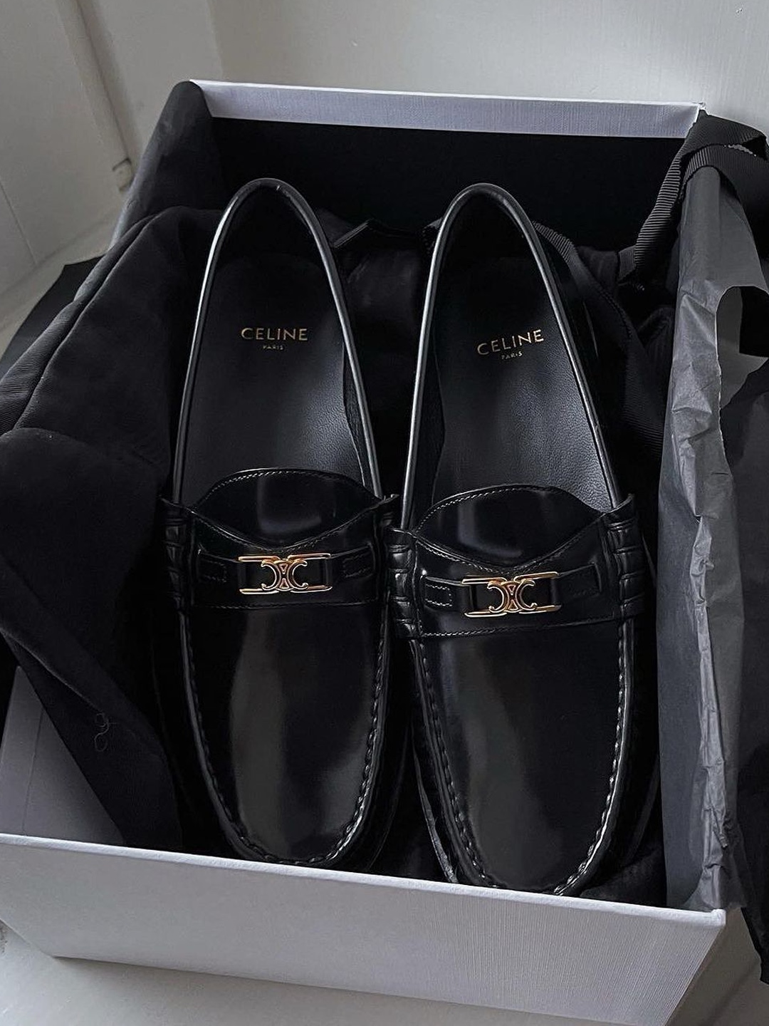 (W) Celine Luco Triomphe Loafers in Polished Calfskin Black, (W) Celine Margaret Loafer with Triomphe Frame in Polished Bull Black 착용 스타일 - 3