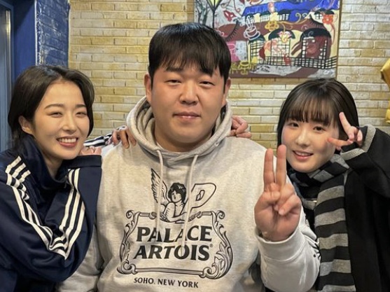 팔라스 x 스텔라 아르투아 첼리스 후드 그레이 말 - 21FW 착용 스타일