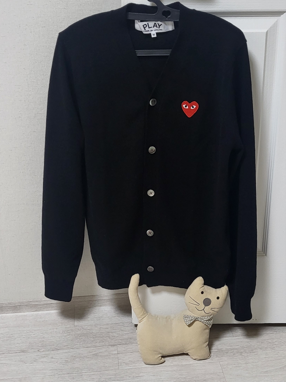 Play Comme des Garcons Knit Red Heart Cardigan Black 착용 스타일
