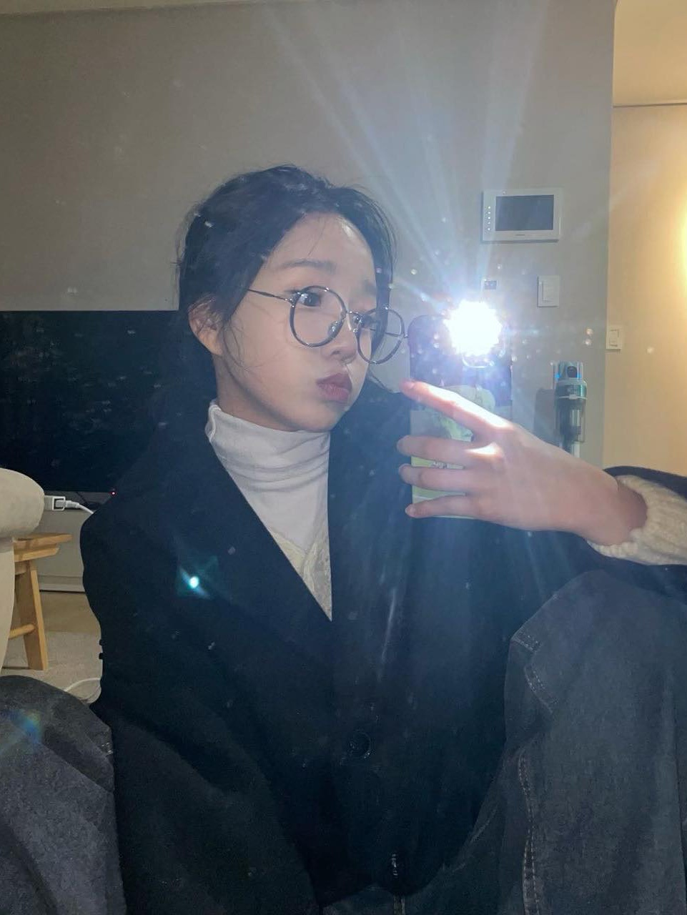 Prada Technical Jersey Mock Turtleneck White, (W) Miu Miu Cotton Turtleneck Jersey White 착용 스타일 - 5