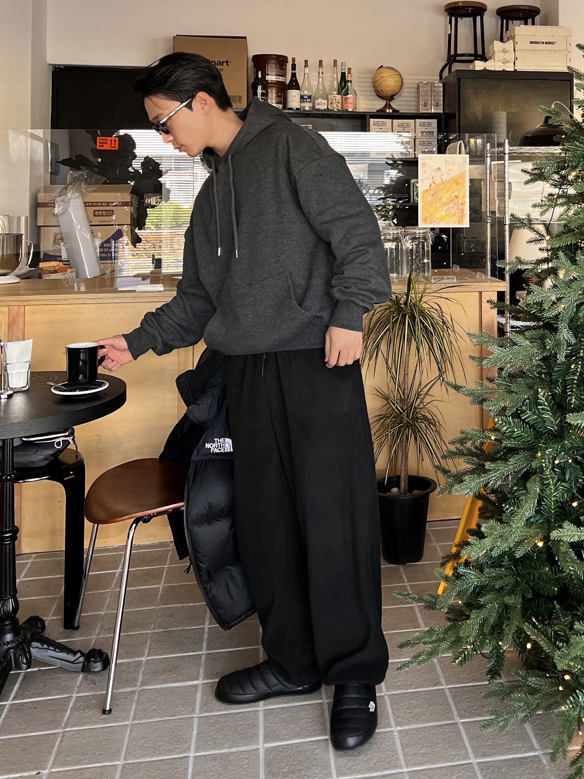 The North Face 1996 Retro Nuptse Down Jacket TNF Black, The North Face Thermoball Traction Mule V Black 착용 스타일 - 2
