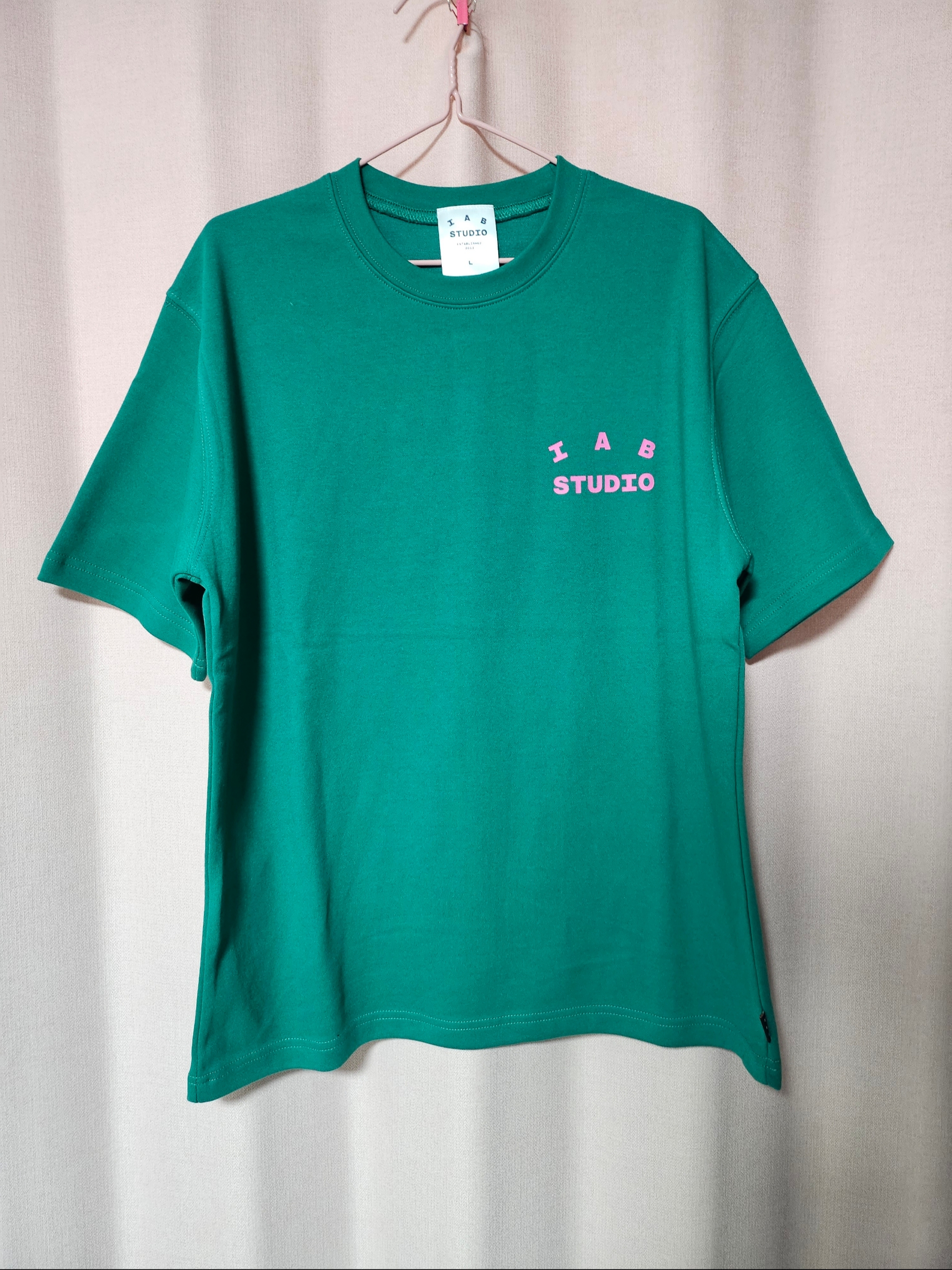 IAB Studio T-Shirt Green Pink, IAB Studio T-Shirt Black White 착용 스타일 - 1