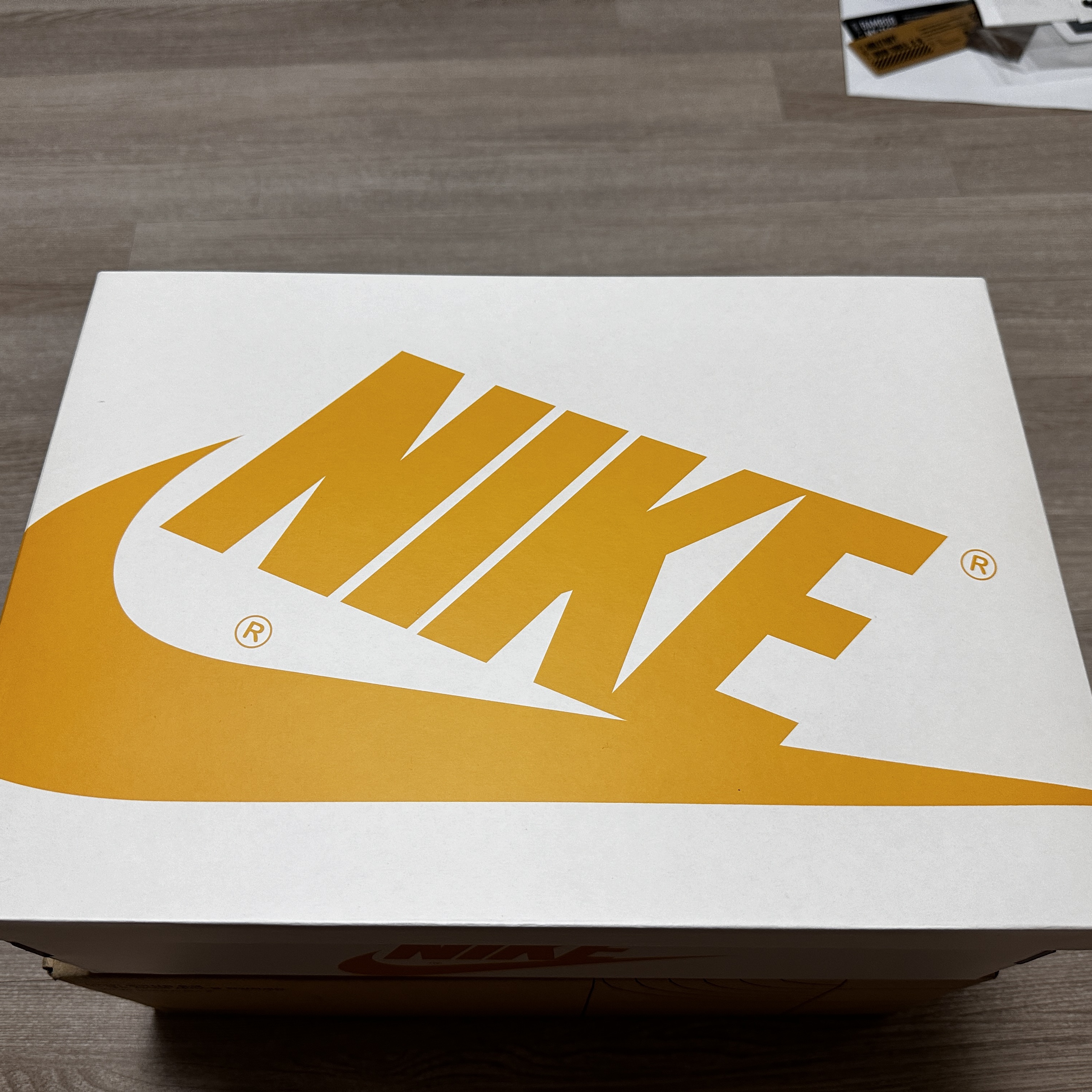 Jordan 1 Retro High OG Yellow Ochre 착용 스타일 - 1