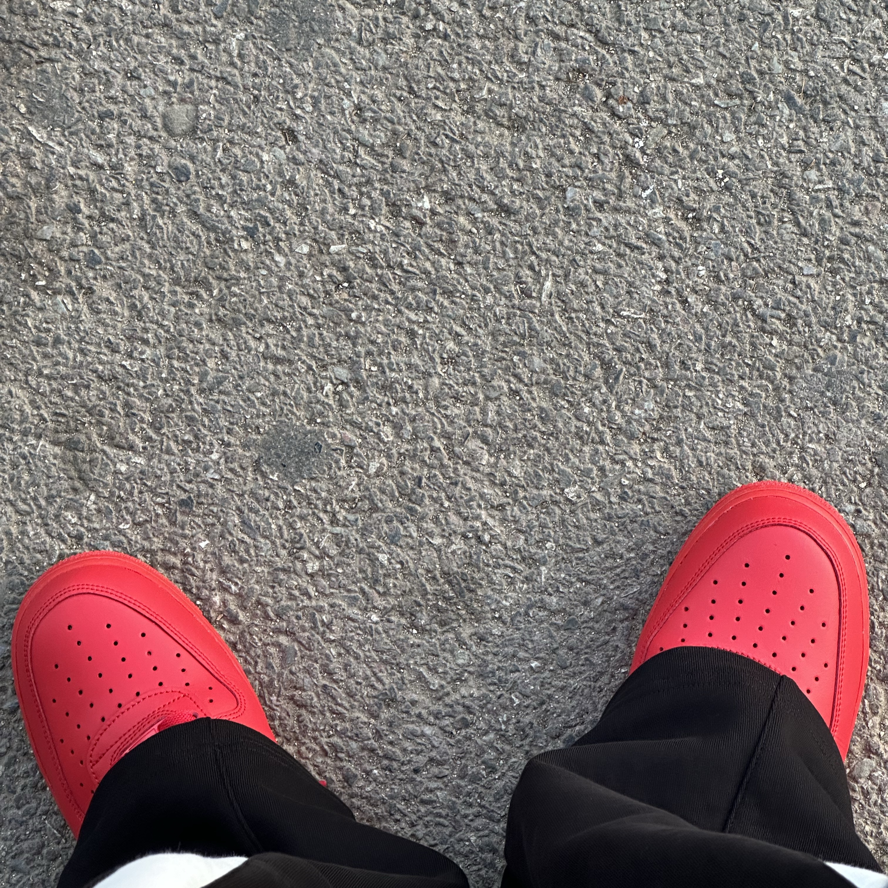 Nike Air Force 1 '07 LV8 Low 1 Triple Red 착용 스타일