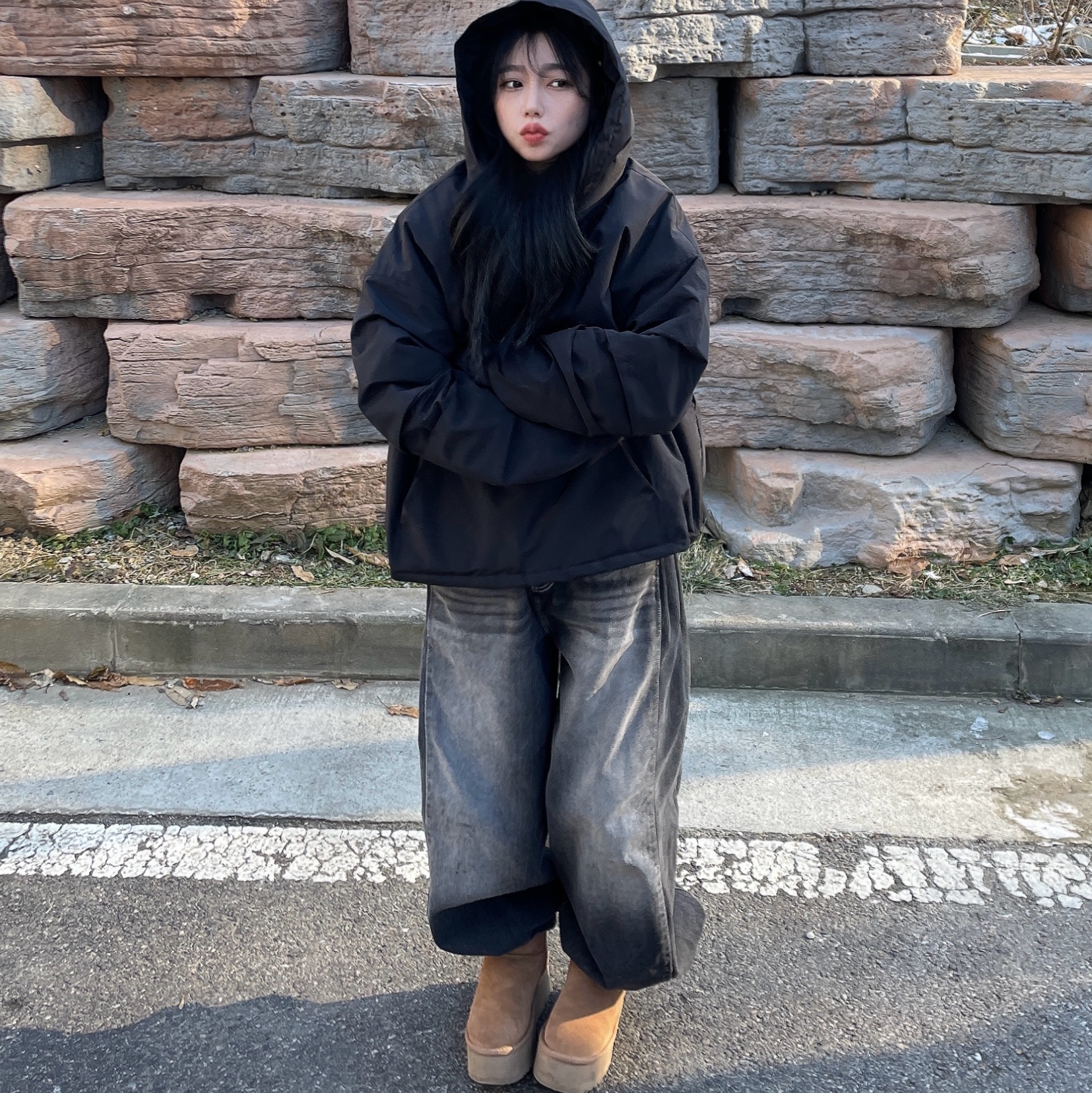 (W) UGG Classic Ultra Mini Boots Chestnut 착용 스타일 - 2