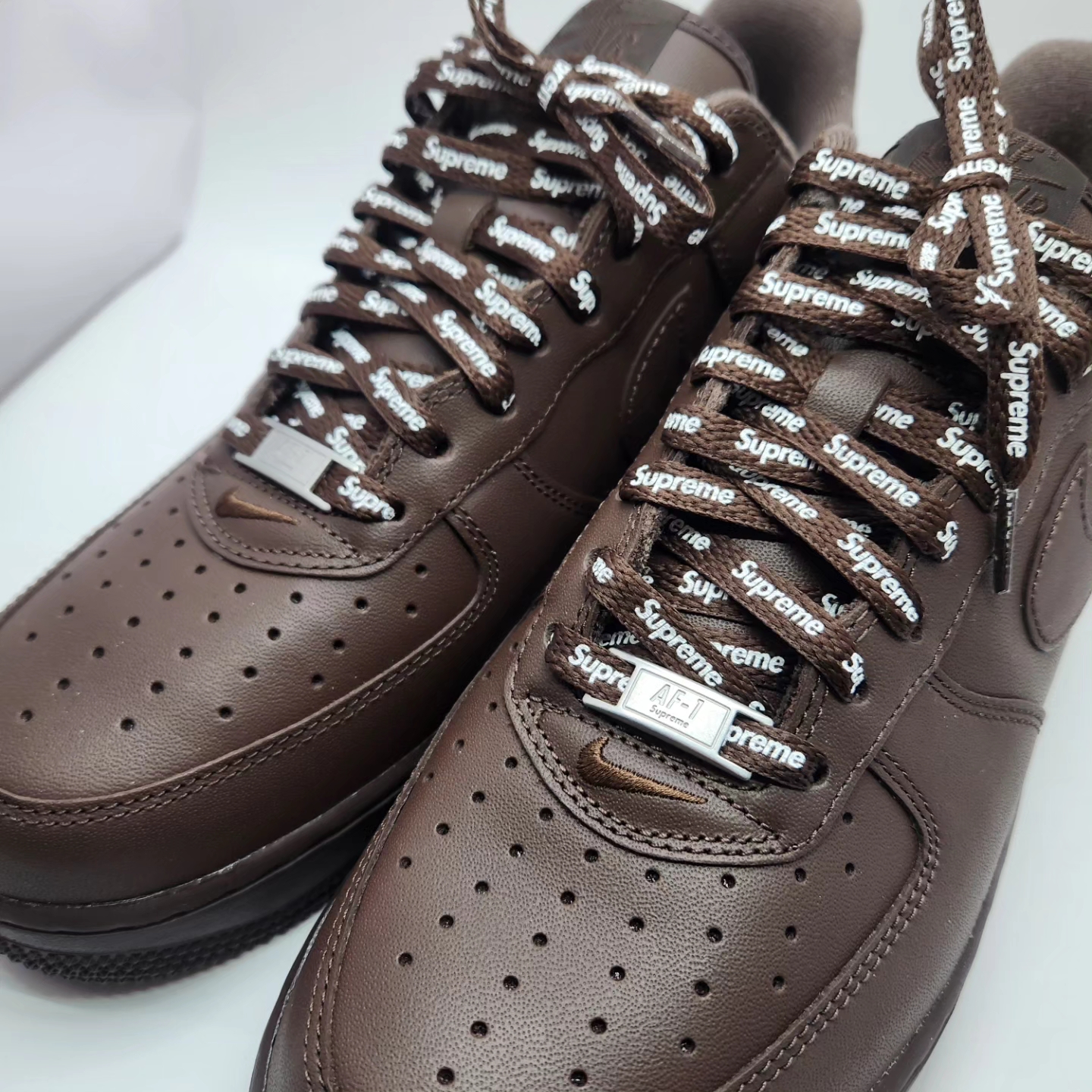 Nike x Supreme Air Force 1 Low Baroque Brown 착용 스타일 - 1
