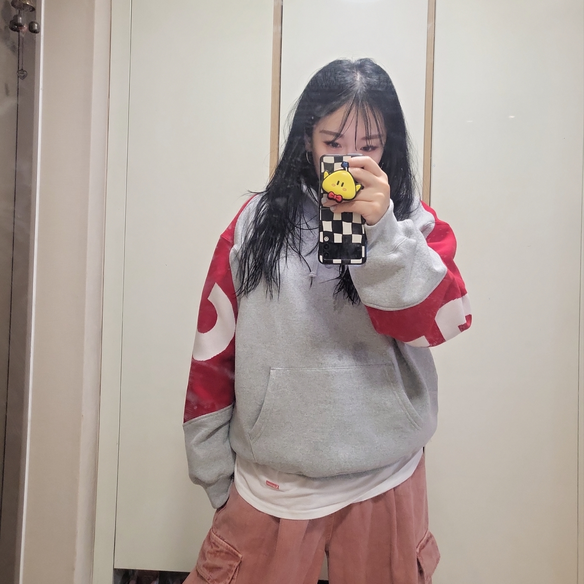 Supreme Big Logo Jacquard Hooded Sweatshirt Heather Grey - 23FW, Supreme Hanes Tagless T-Shirt White (3 Pack) 착용 스타일