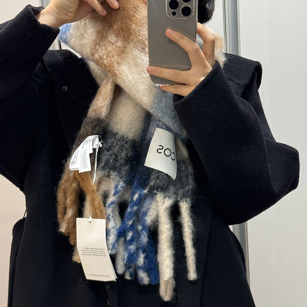 COS Oversized Mohair Blend Muffler Blue Brown Checked 착용 스타일