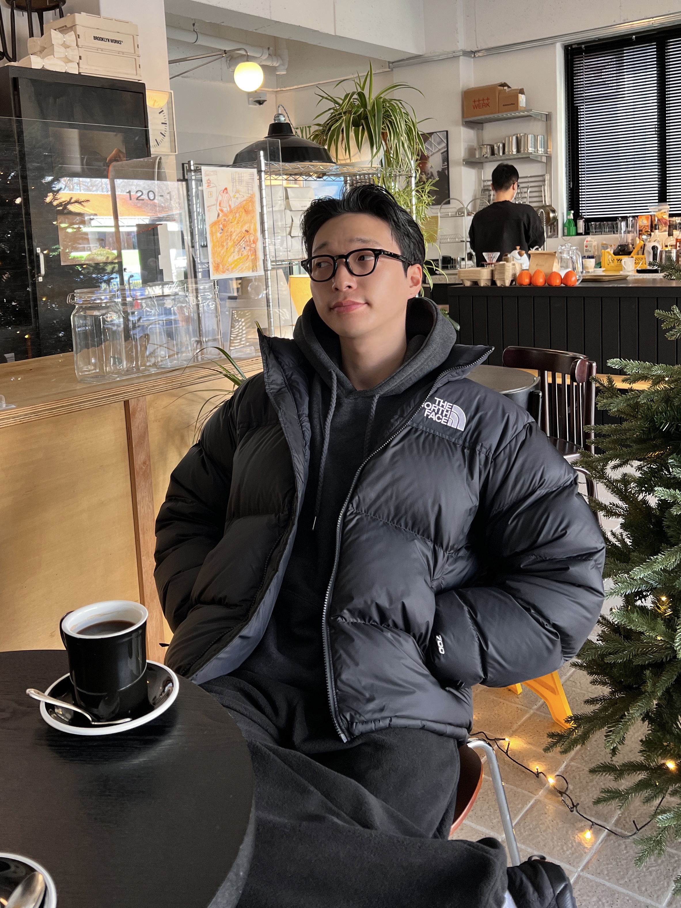 The North Face 1996 Retro Nuptse Down Jacket TNF Black, The North Face Thermoball Traction Mule V Black 착용 스타일 - 1