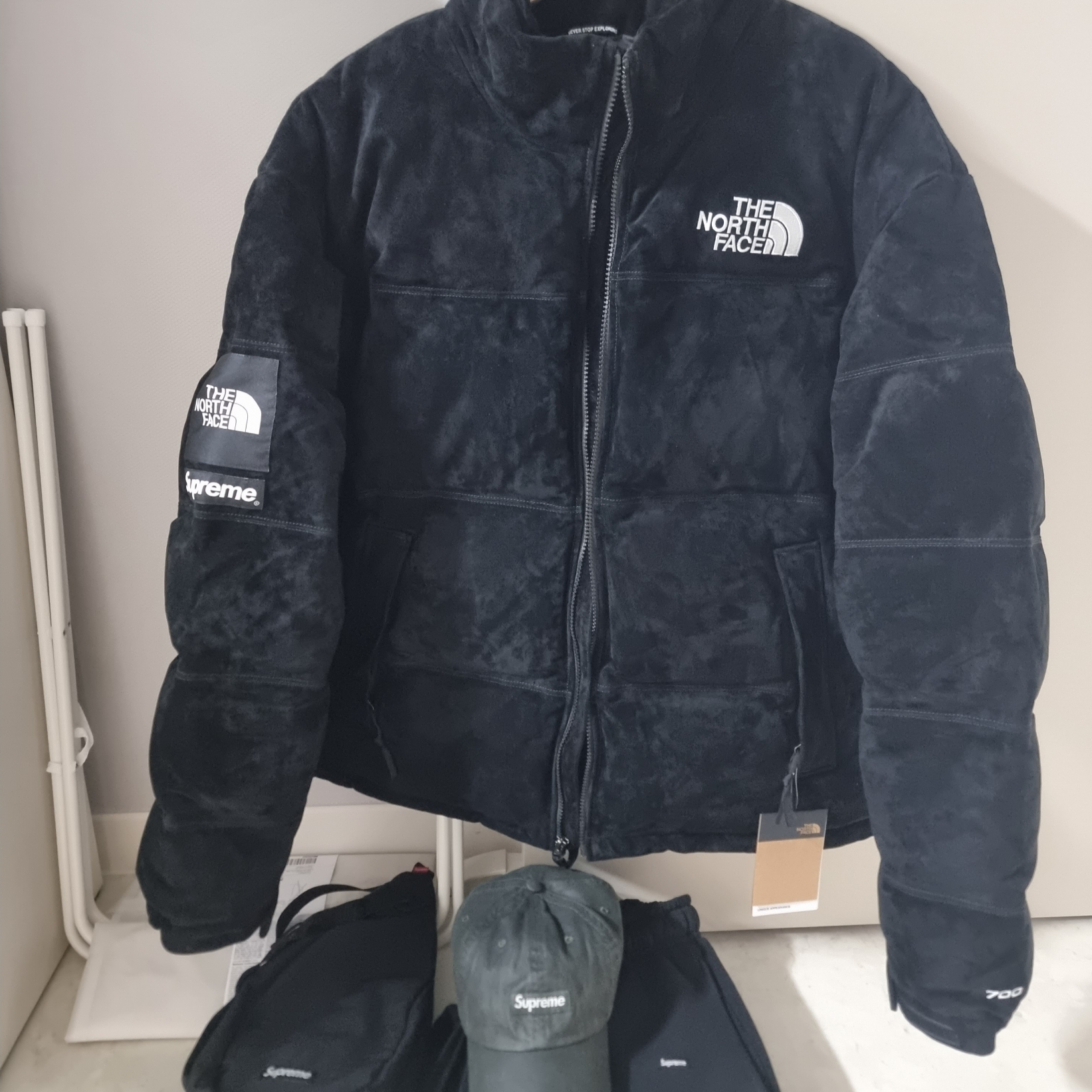 Supreme x The North Face Suede Nuptse Jacket Black - 23FW, Supreme Small Box Drawcord Sweatpants Black - 23FW 착용 스타일