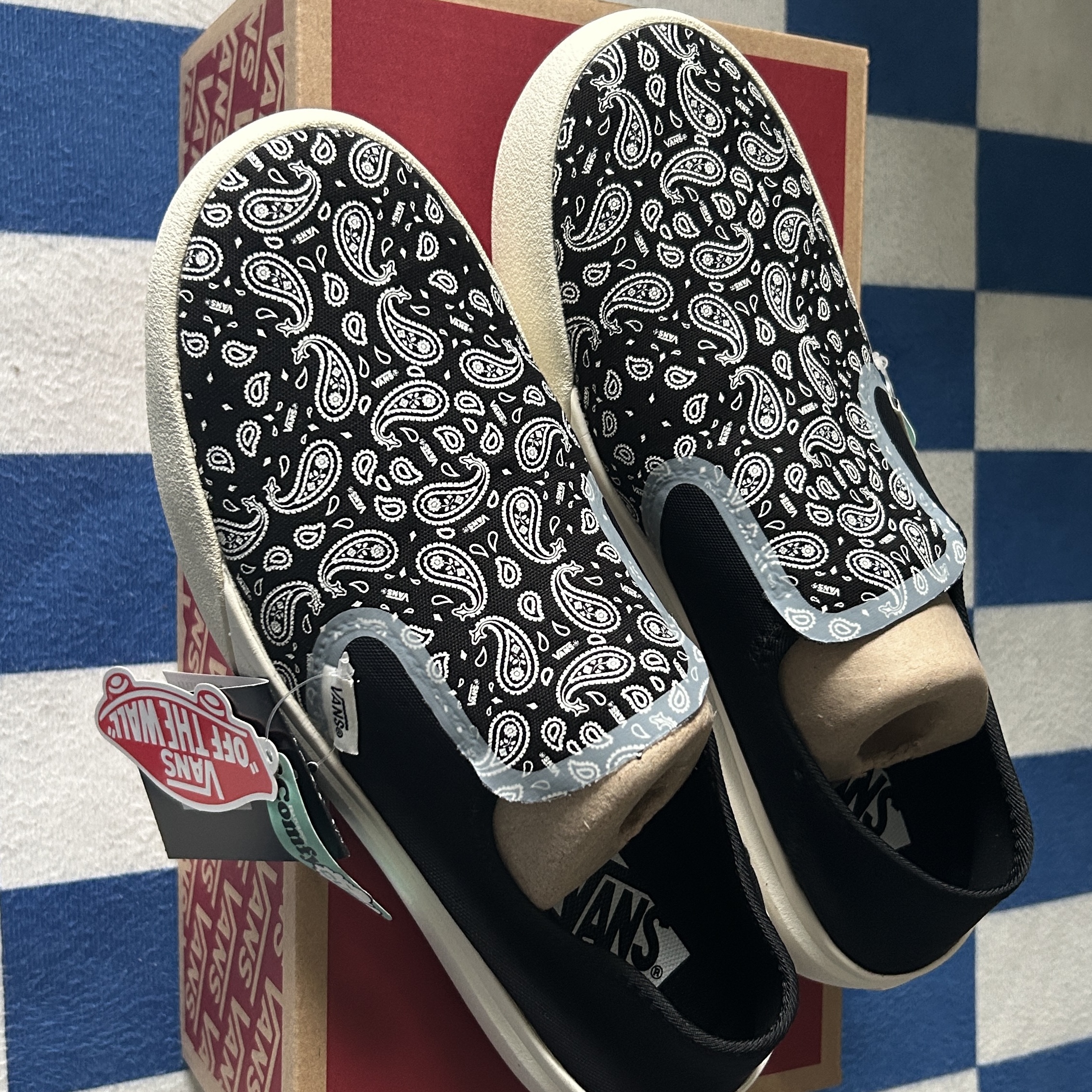 Vans ComfyCush One Bandana Marshmallow Black 착용 스타일 - 1