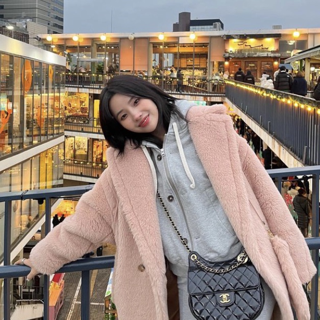 Chanel Hobo Handbag Shiny Crumpled Calfskin & Gold Black 착용 스타일