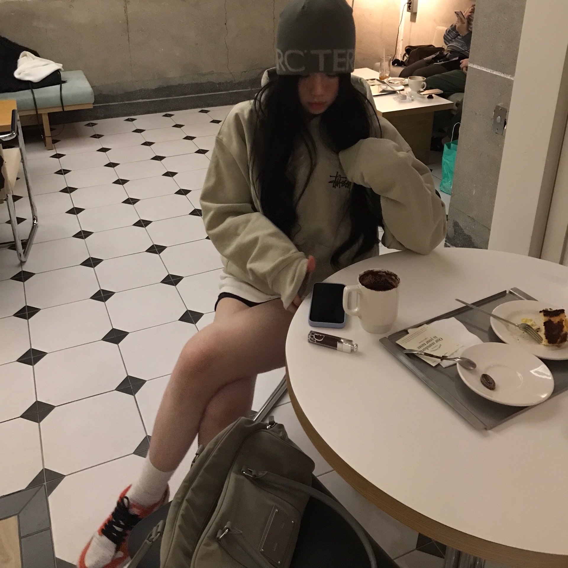 Stussy Basic Stussy Hoodie Khaki 2023, Matin Kim Sporty Tote Bag Black 착용 스타일 - 3