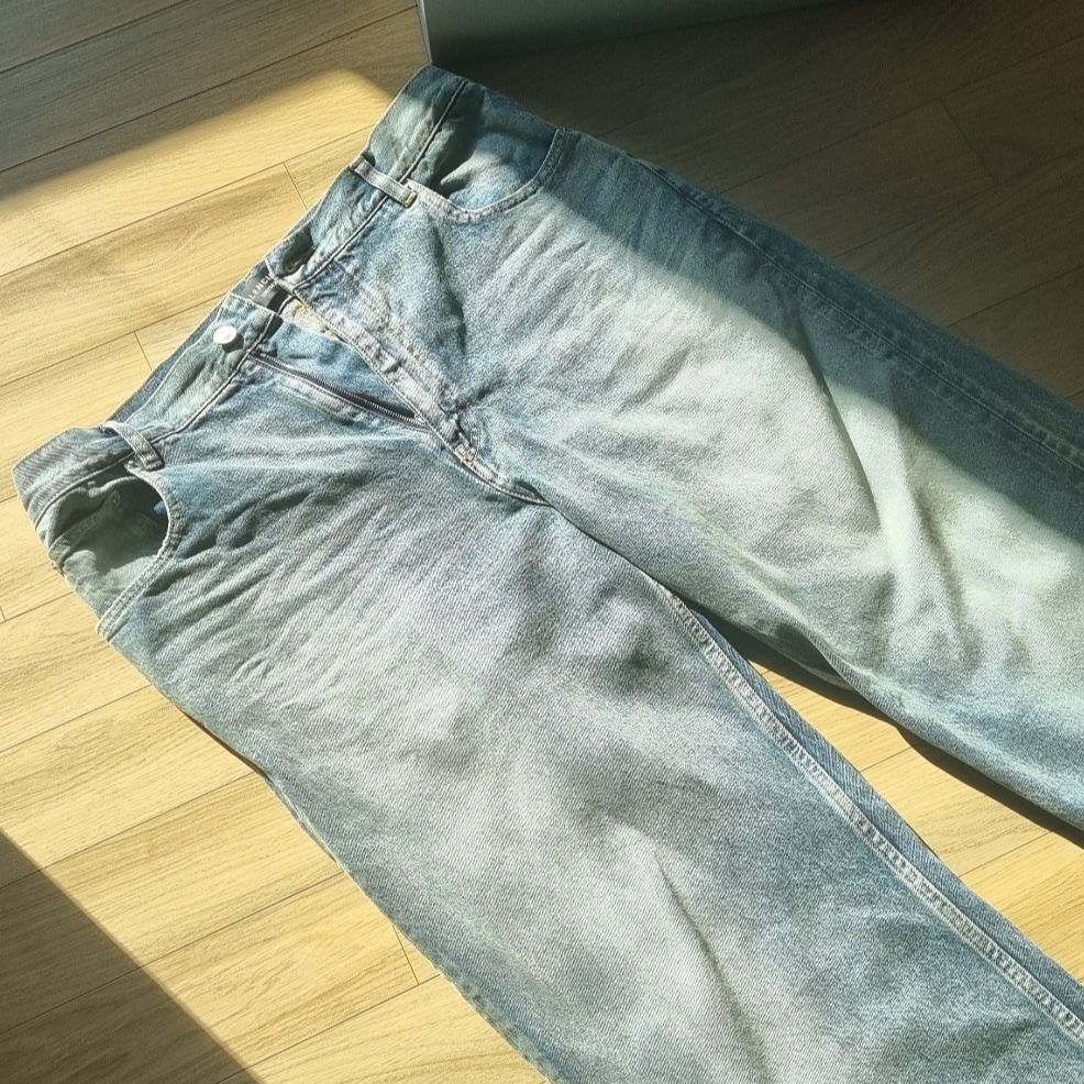 Balenciaga Loose Fit Jeans Light Blue 착용 스타일 - 5