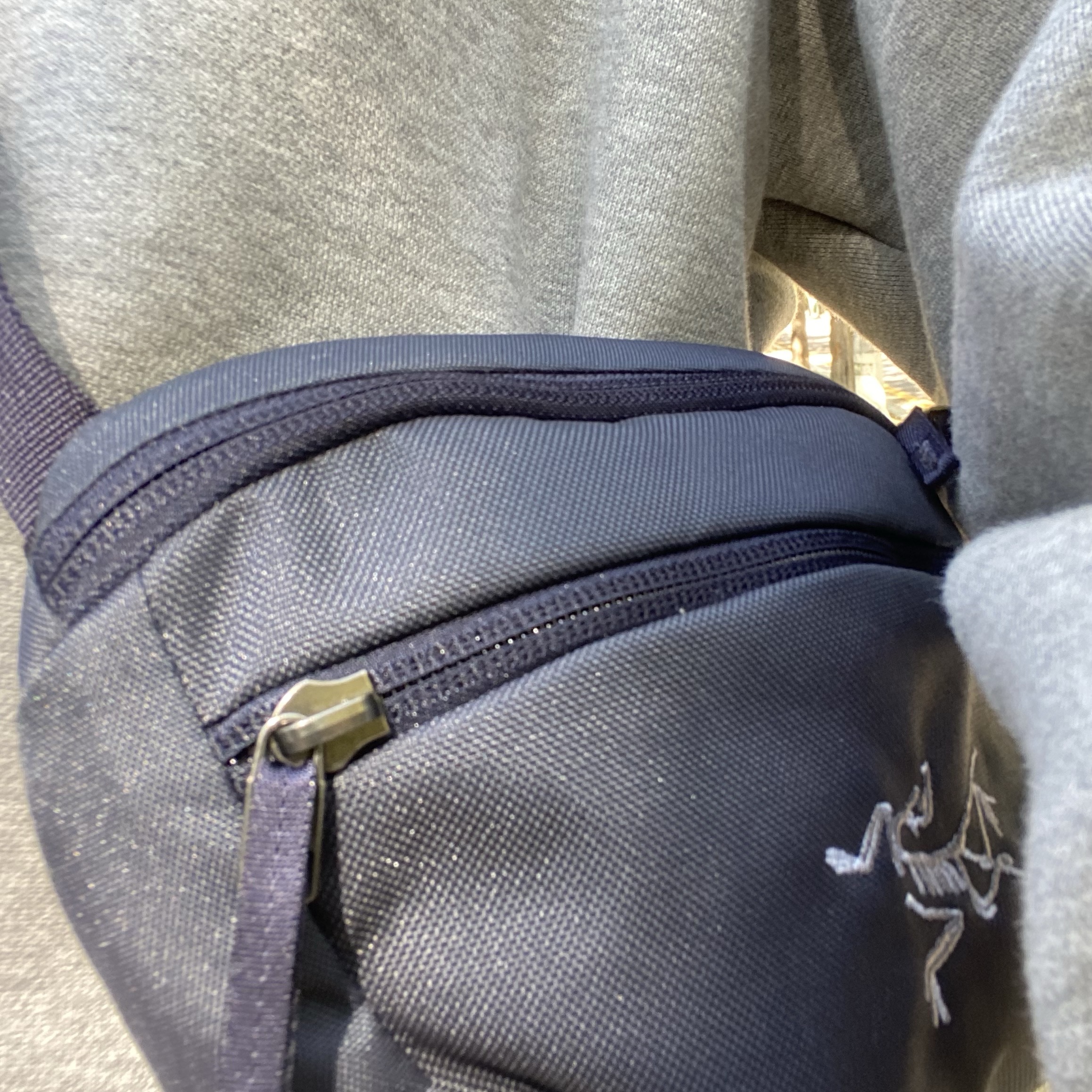 Arc'teryx Mantis 1 Waistpack Black Sapphire 착용 스타일