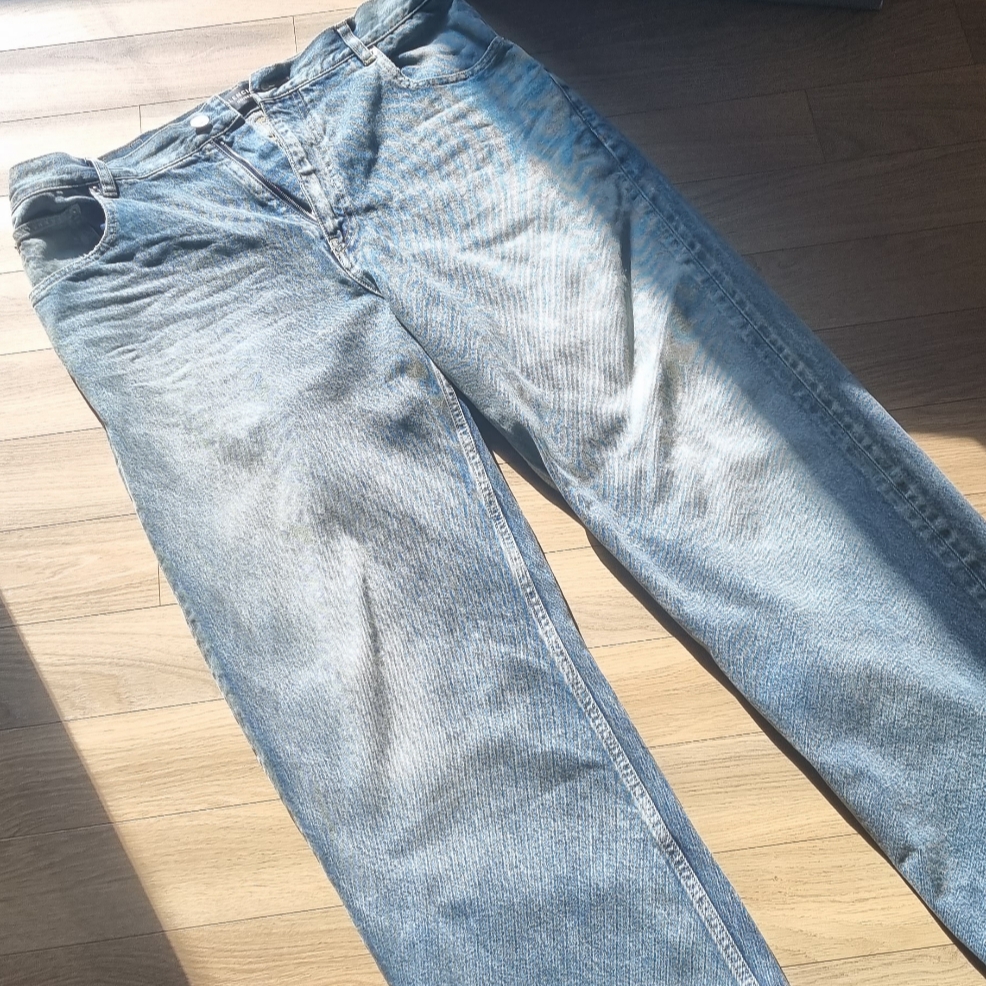 Balenciaga Loose Fit Jeans Light Blue 착용 스타일 - 1