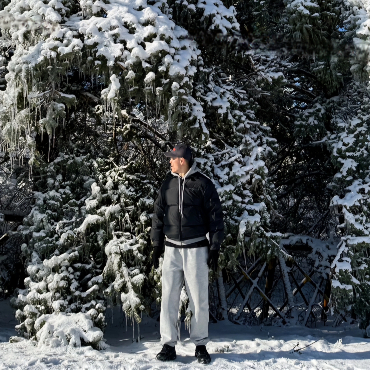 Supreme Star Sleeve Down Puffer Jacket Black - 23FW, Nike ACG Smith Summit Cargo Pants Black - Asia 착용 스타일 - 3