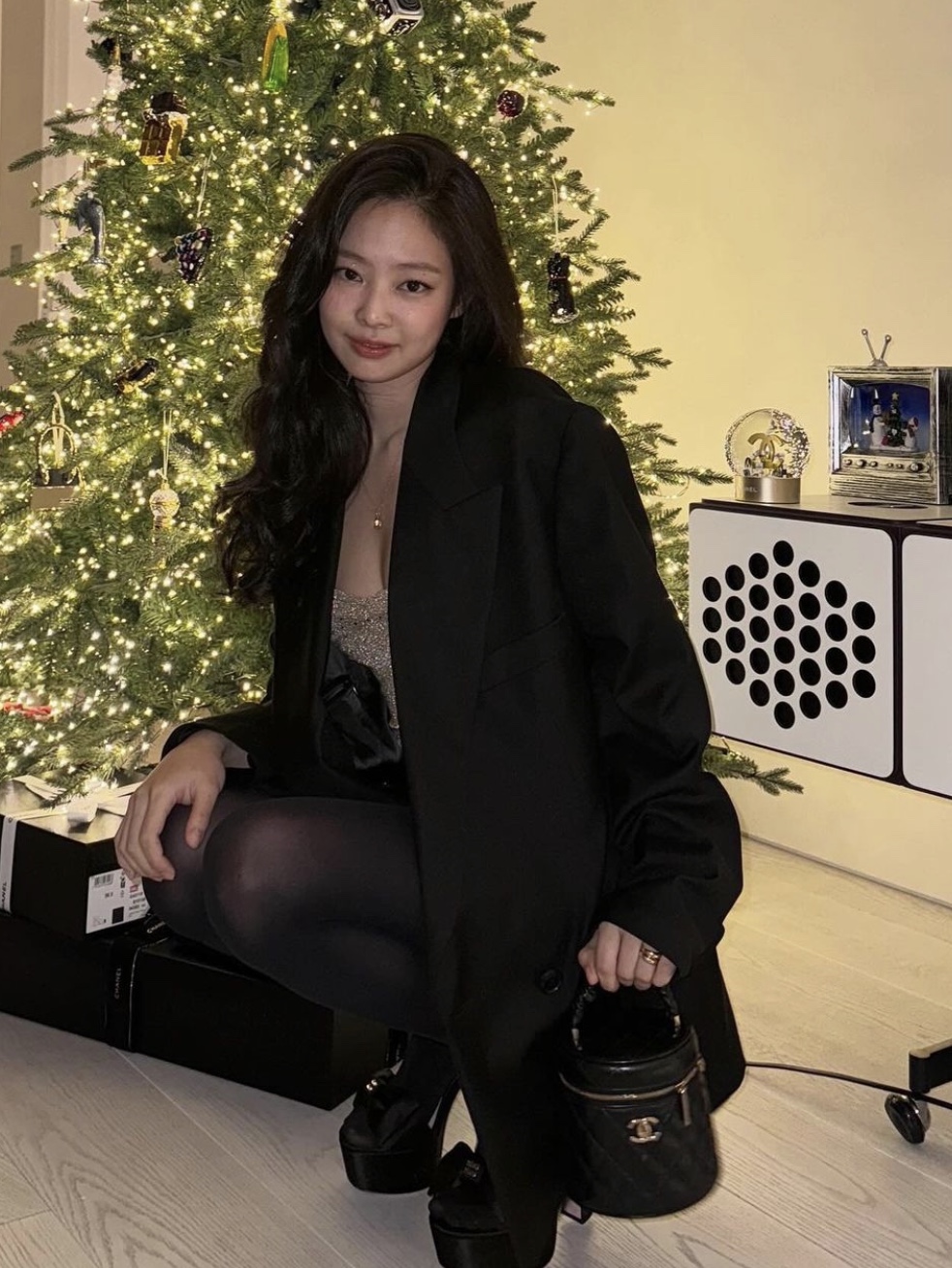 Chanel Small Vanity With Chain Lambskin & Gold Black 착용 스타일