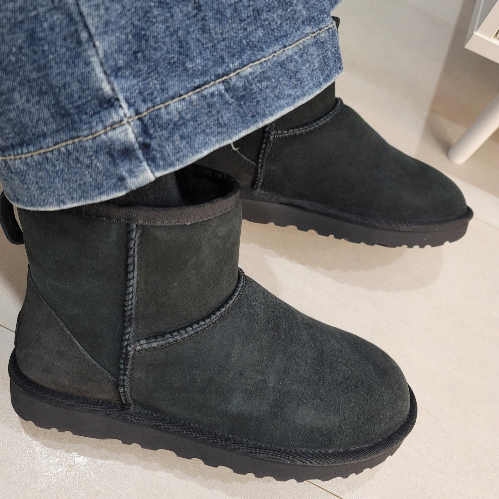 (W) UGG Classic Mini II Boots Black 착용 스타일 - 1