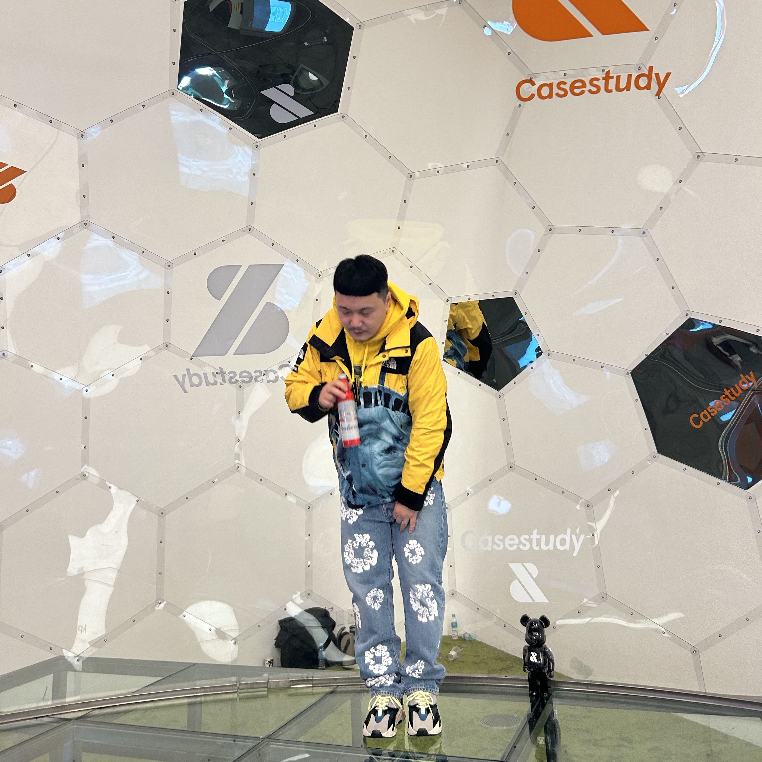 Supreme x The North Face Statue of Liberty Baltoro Jacket Yellow - 19FW, Adidas Yeezy Boost 700 Wave Runner Solid Grey 2021/2022 착용 스타일 - 3