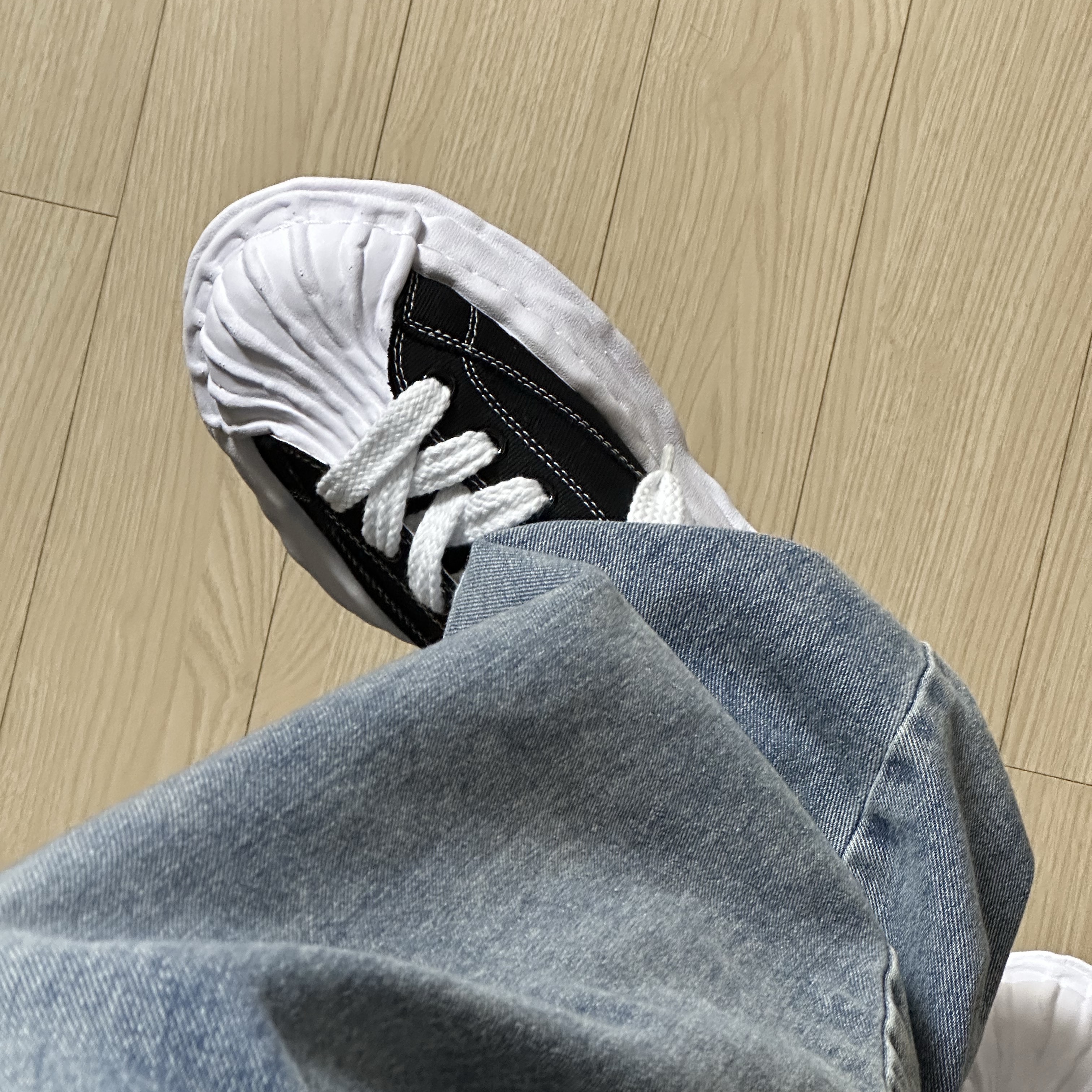 Maison Mihara Yasuhiro Blakey OG Sole Canvas Low-top Sneakers Black White 착용 스타일